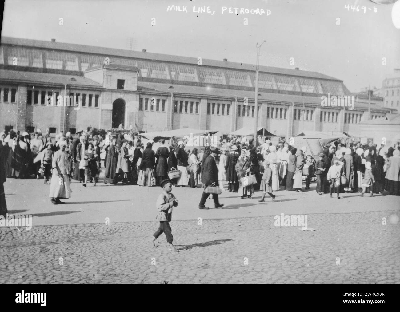 Milchlinie, Petrograd, Foto zeigt eine Milchlinie in Sankt Petersburg, Russland wahrscheinlich während des Ersten Weltkriegs, zwischen ca. 1915 und ca. 1920, Glasnegative, 1 negativ: Glas Stockfoto