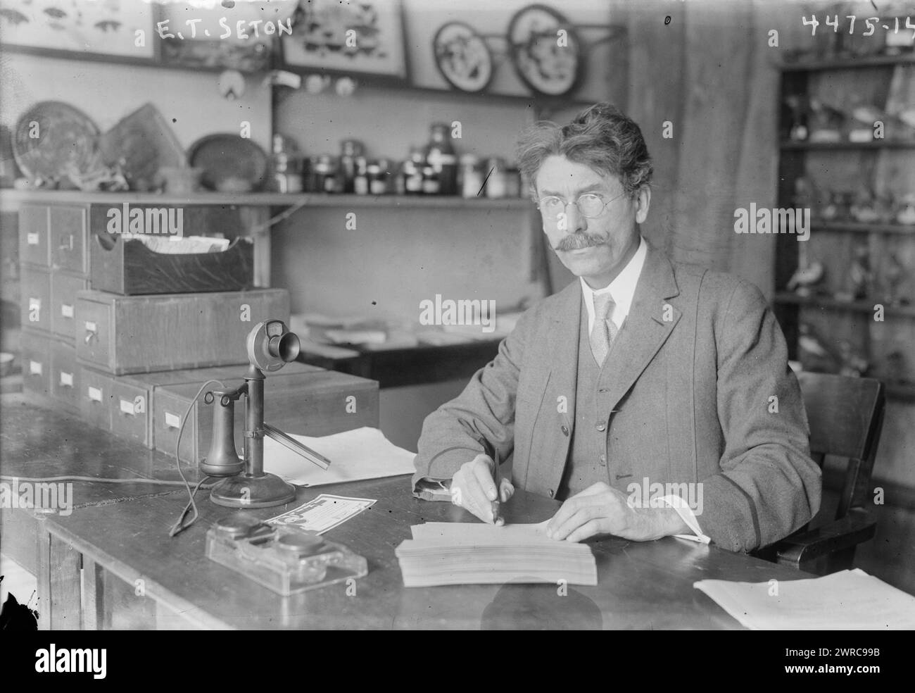 E.T. Seton, Foto zeigt den Autor Ernest Thompson Seton (1860–1946), der bei der Gründung der Boy Scouts of America (BSA) mitgeholfen hat. 1915 und ca. 1920, Glasnegative, 1 negativ: Glas Stockfoto