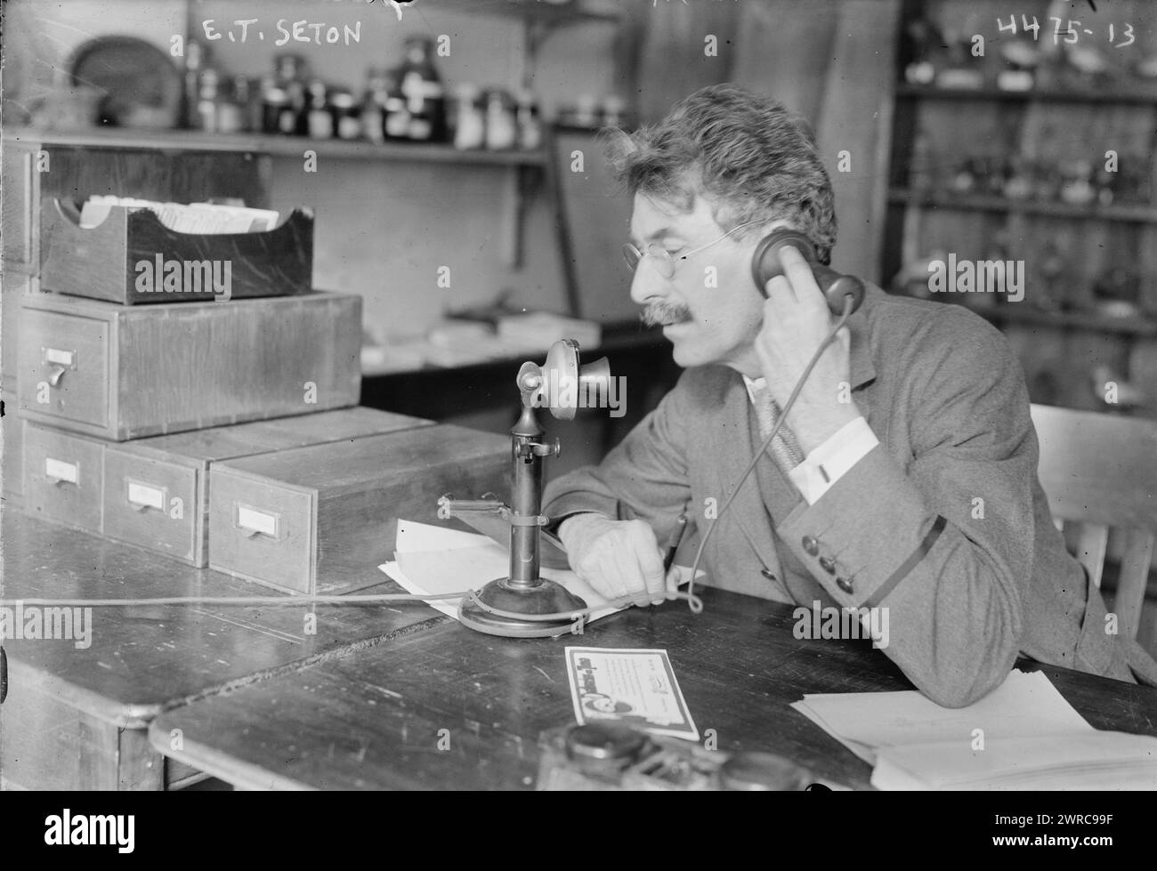 E.T. Seton, Foto zeigt den Autor Ernest Thompson Seton (1860–1946), der bei der Gründung der Boy Scouts of America (BSA) mitgeholfen hat. 1915 und ca. 1920, Glasnegative, 1 negativ: Glas Stockfoto