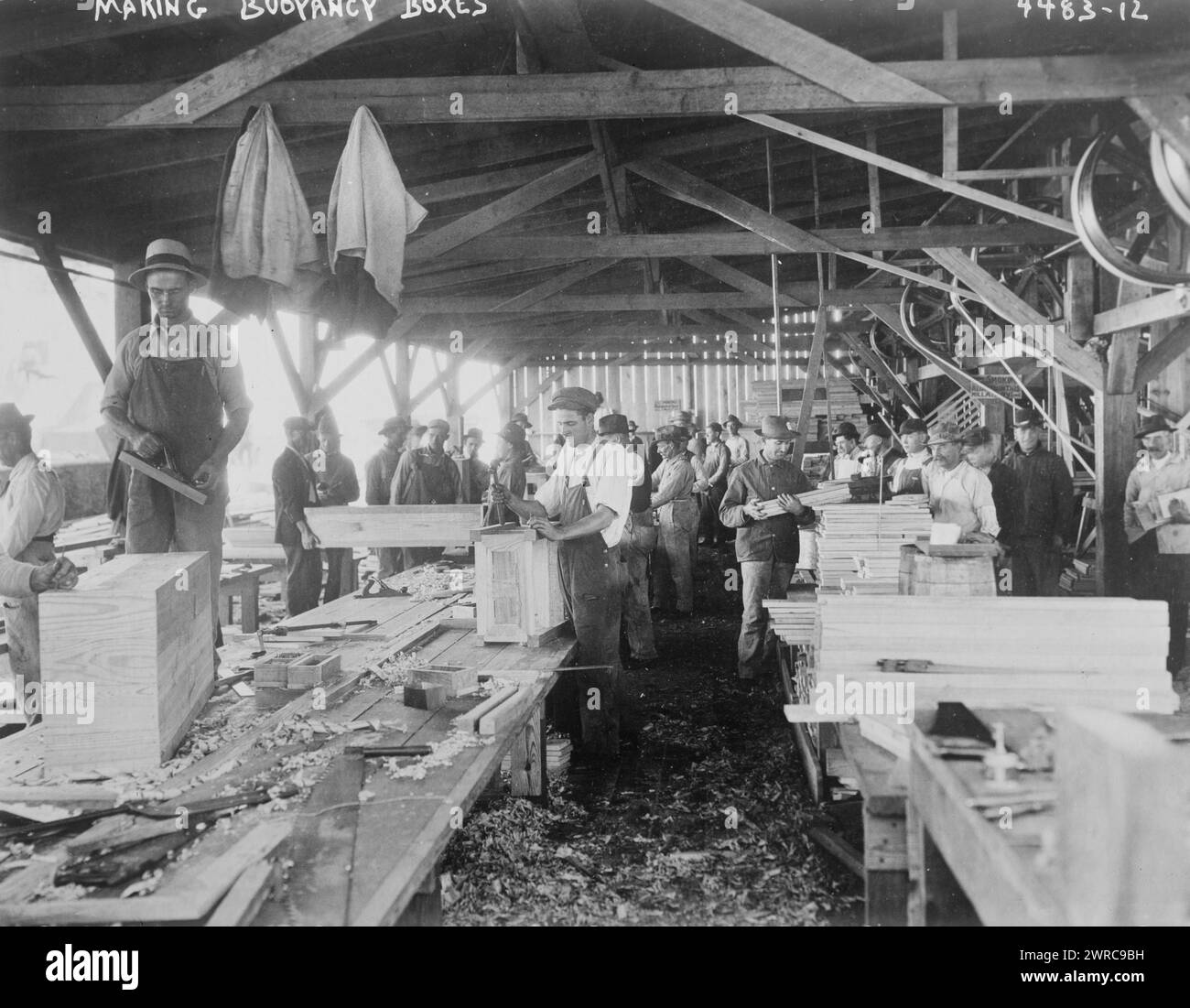 Auftriebskästen machen, zwischen ca. 1915 und ca. 1920, Glasnegative, 1 negativ: Glas Stockfoto