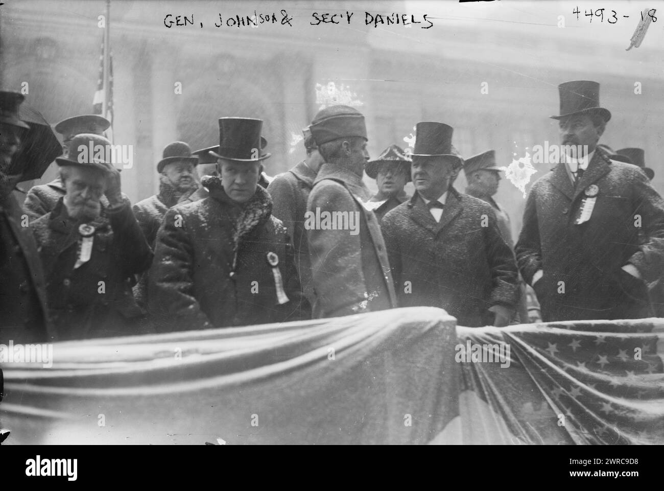 General Johnson & SEC'y Daniels, Foto zeigt Josephus Daniels (1862-1948), Marineminister und Brigadegeneral Evan M. Johnson (1923)., zwischen ca. 1915 und ca. 1920, Glasnegative, 1 negativ: Glas Stockfoto