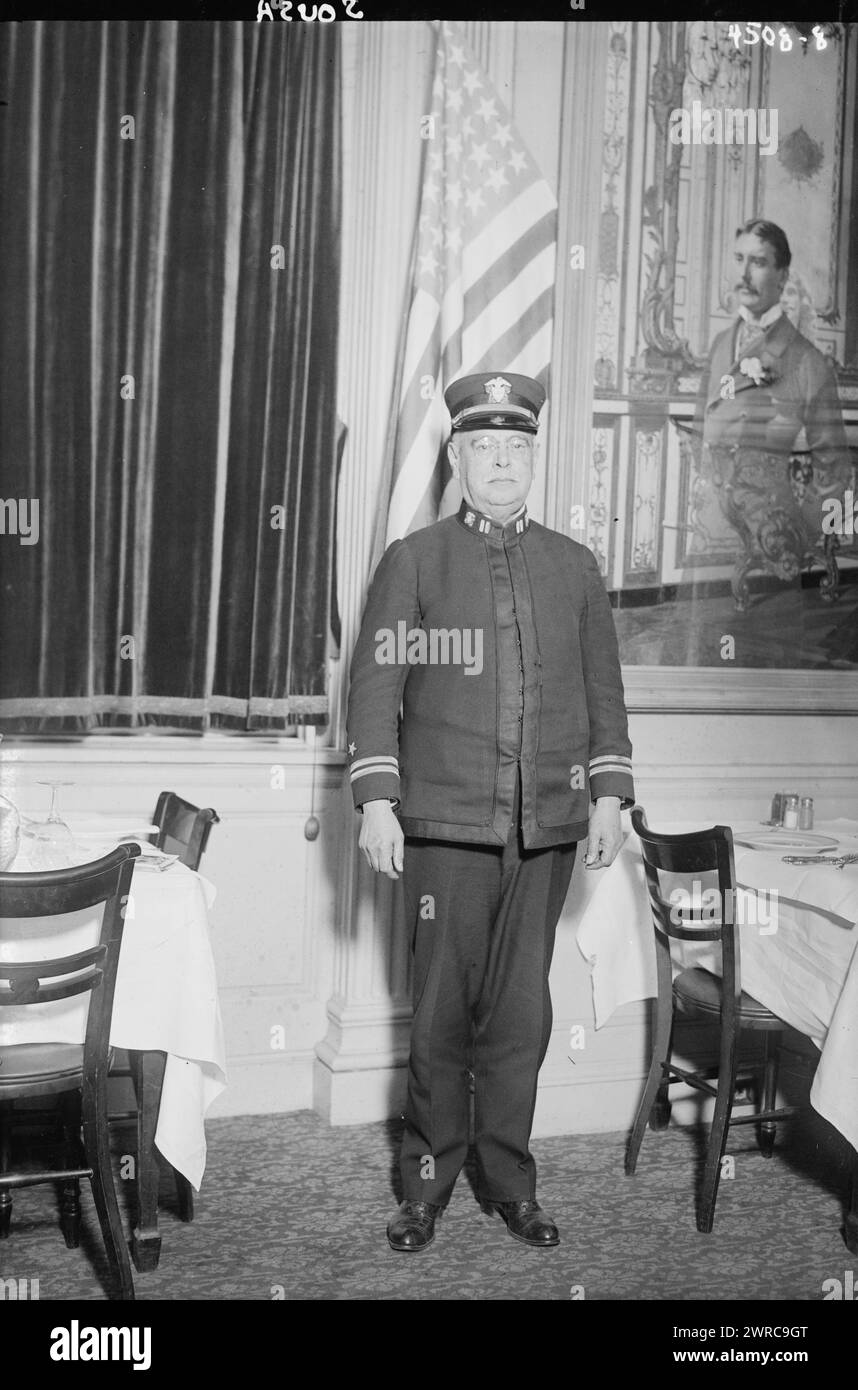 Sousa, Foto zeigt den Komponisten und Dirigenten John Philip Sousa (1854–1932), wahrscheinlich im MacDowell Club in New York, 108 West 55th Street. Sousa war am 18. März 1918 Ehrengast im Club. Das Bild rechts könnte der Komponist Edward MacDowell sein. 1915 und ca. 1920, Glasnegative, 1 negativ: Glas Stockfoto