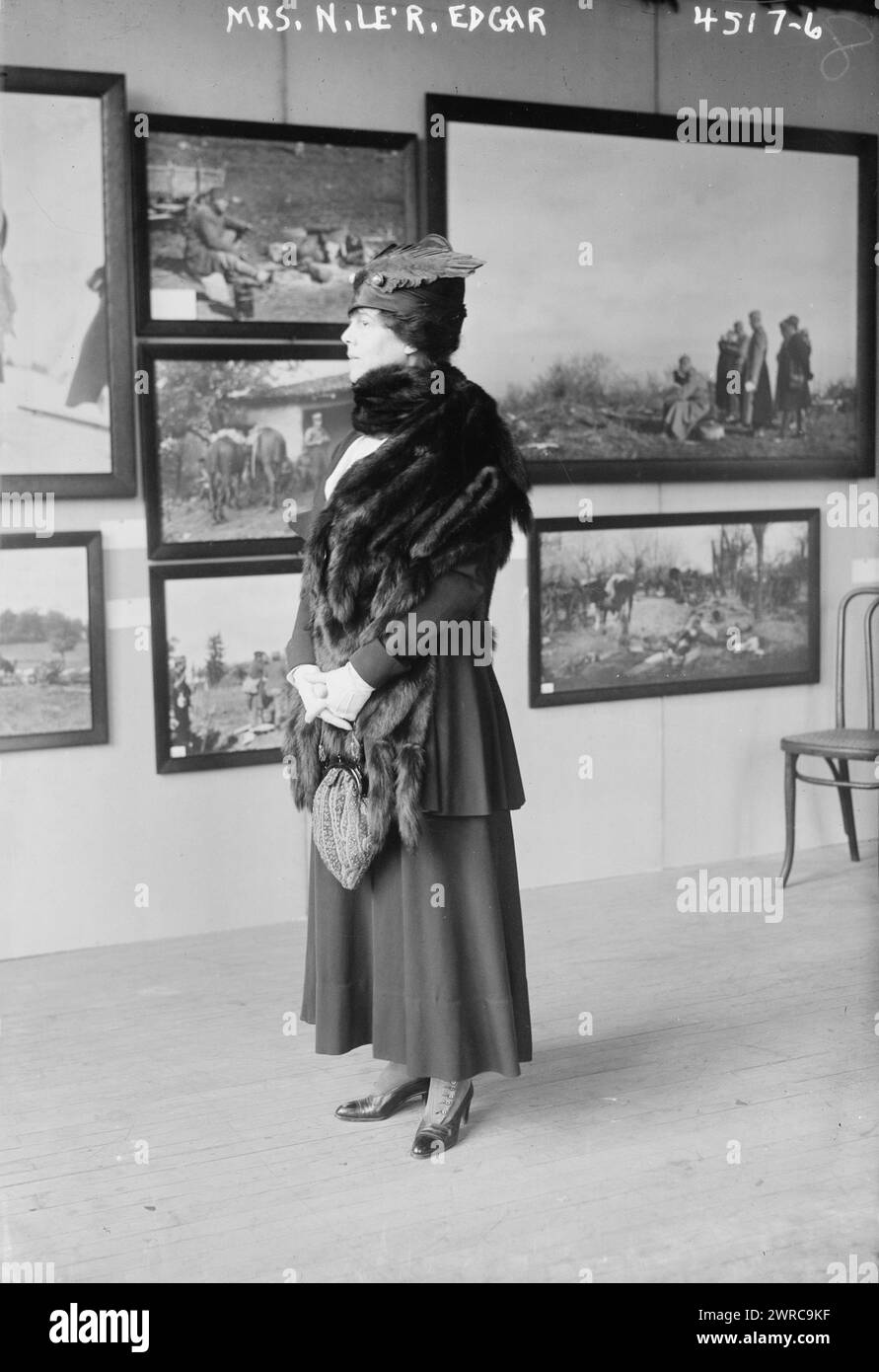 Frau N. Le'R. Edgar, Foto zeigt Mrs. Newbold Le Roy Edgar, früher Marie oder Mary Josephine Manice. Sie ist möglicherweise auf der International Flower Show im Grand Central Palace in New York City. Fotografien im Hintergrund können Teil einer Ausstellung serbischer Kriegsfotografien sein, die während des Ersten Weltkriegs gemacht wurden, 1918, Glasnegative, 1 negativ: Glas Stockfoto