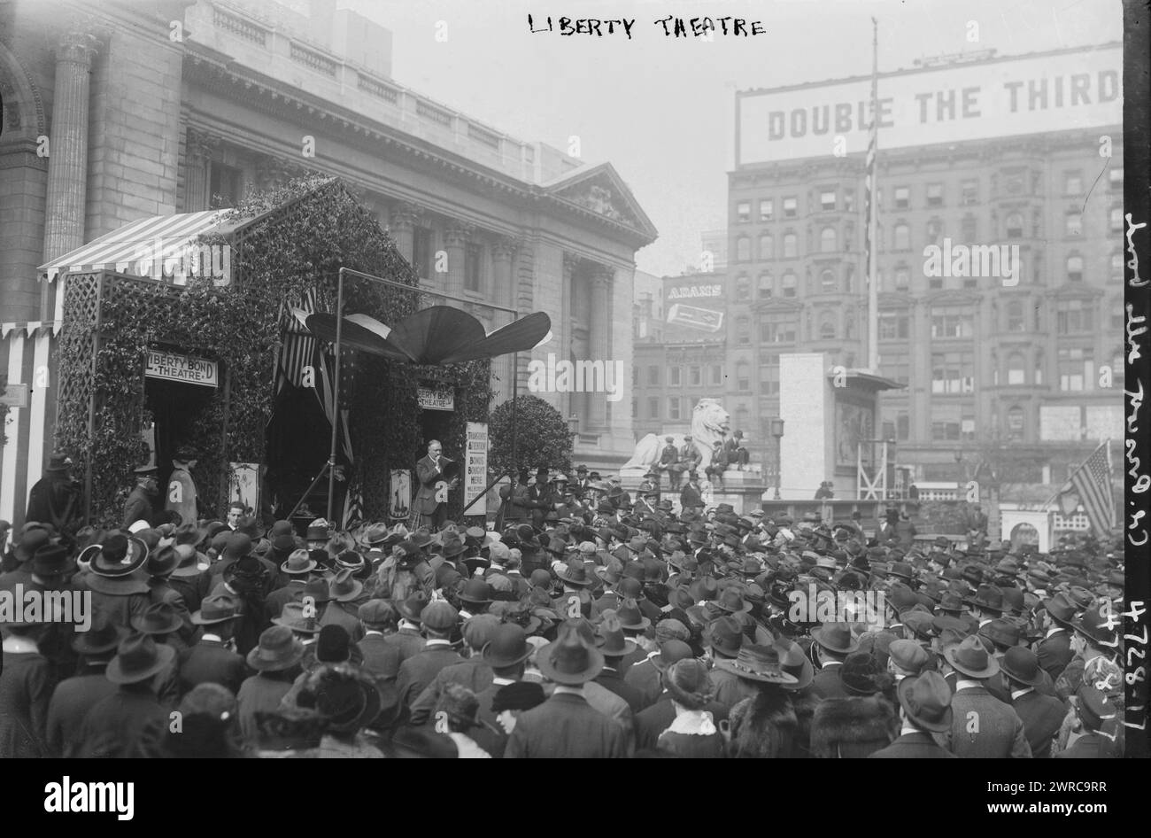 Liberty Theater, Foto zeigt das Liberty Theater der Stage Women's war Relief Association vor der New York Public Library auf der 5th Avenue und 42nd Street in New York City, wo Aufführungen und Reden gehalten wurden, um die Öffentlichkeit zum Kauf von Liberty Bonds zu appellieren. Das Theater war Teil der Third Liberty Loan Drive, die vom 6. April 1918 bis zum 4. Mai 1918 während des Ersten Weltkriegs, 1918. April oder Mai, 1914–1918, Glass negative, 1 negative: Glass stattfand Stockfoto