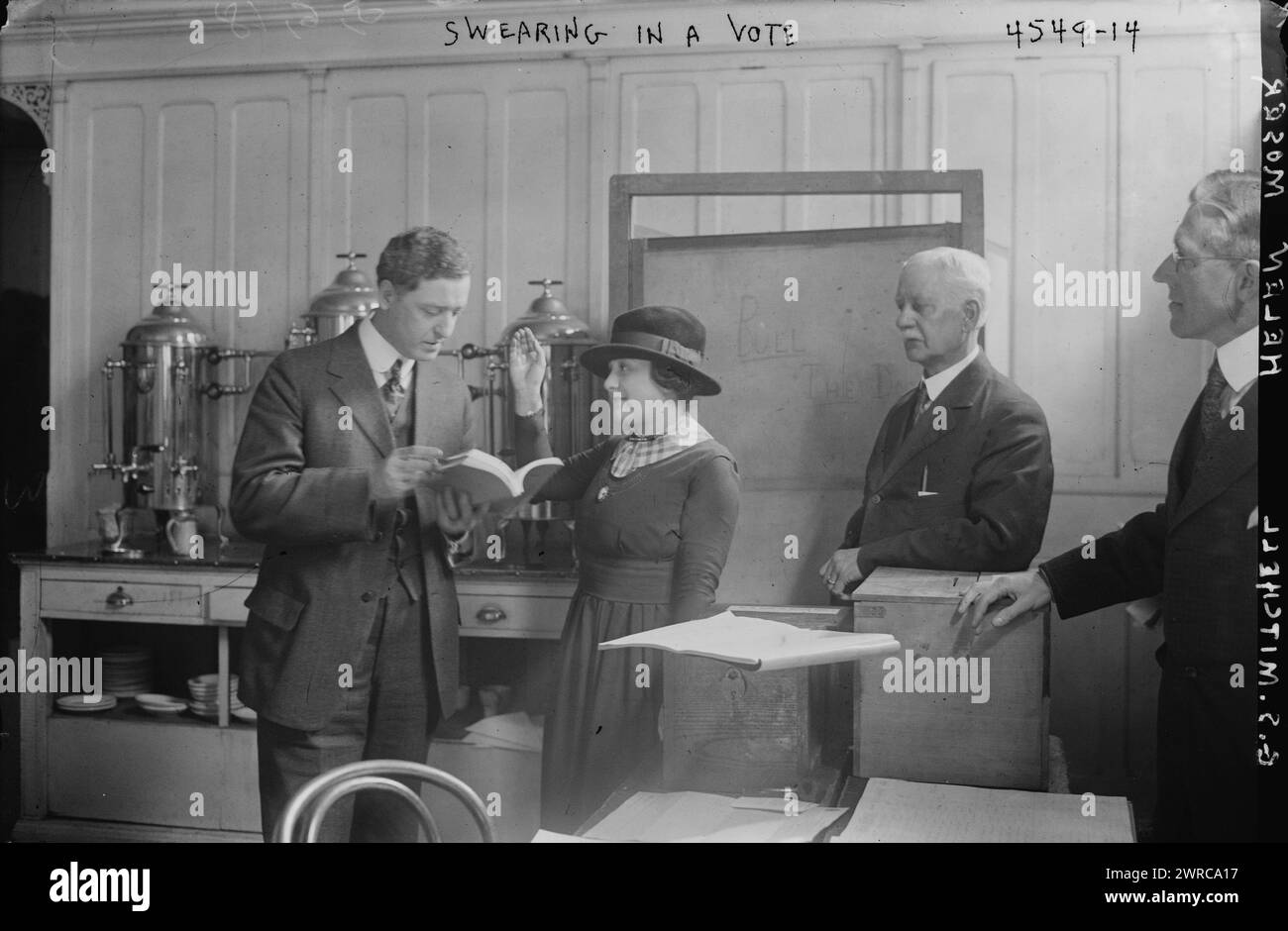 Helen Moser, G.S. Mitchell, Foto zeigt, dass Helen Moser am 5. März 1918, der ersten Wahl, bei der Frauen in New York City wählen konnten, vereidigt wurde., 5. März 1918, Glass negative, 1 negative: Glass Stockfoto