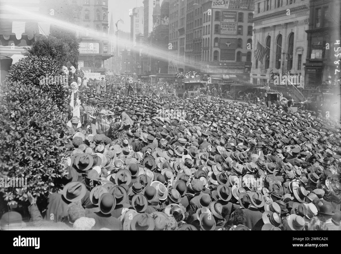 Farrar zeigt ein Konzert der Sopransängerin Geraldine Farrar (1882–1967), das Teil des Liberty Theater der Women's war Relief Association war, vor der New York Public Library an der 5th Avenue und 42nd Street in New York City. Es wurden Aufführungen und Reden gehalten, um die Öffentlichkeit zum Kauf von Liberty Bonds zu appellieren. Das Theater war Teil der Dritten Liberty-Leihaktion, die vom 6. April 1918 bis 4. Mai 1918 während des Ersten Weltkrieges stattfand, 1918. April 15, Weltkrieg 1914–1918, Glass negative, 1 negativ: Glas Stockfoto