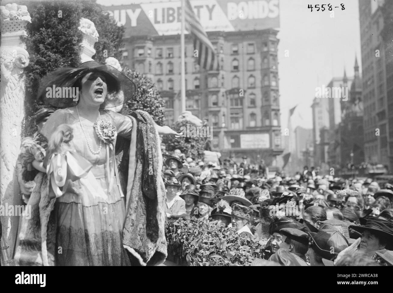 Farrar zeigt ein Konzert der Sopransängerin Geraldine Farrar (1882–1967), das Teil des Liberty Theater der Women's war Relief Association war, vor der New York Public Library an der 5th Avenue und 42nd Street in New York City. Es wurden Aufführungen und Reden gehalten, um die Öffentlichkeit zum Kauf von Liberty Bonds zu appellieren. Das Theater war Teil der Dritten Liberty-Leihaktion, die vom 6. April 1918 bis 4. Mai 1918 während des Ersten Weltkrieges stattfand, 1918. April 15, Weltkrieg 1914–1918, Glass negative, 1 negativ: Glas Stockfoto