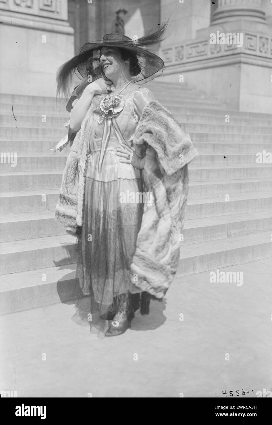Farrar zeigt ein Konzert der Sopransängerin Geraldine Farrar (1882–1967), das Teil des Liberty Theater der Women's war Relief Association war, vor der New York Public Library an der 5th Avenue und 42nd Street in New York City. Es wurden Aufführungen und Reden gehalten, um die Öffentlichkeit zum Kauf von Liberty Bonds zu appellieren. Das Theater war Teil der Dritten Liberty-Leihaktion, die vom 6. April 1918 bis 4. Mai 1918 während des Ersten Weltkrieges stattfand, 1918. April 15, Weltkrieg 1914–1918, Glass negative, 1 negativ: Glas Stockfoto