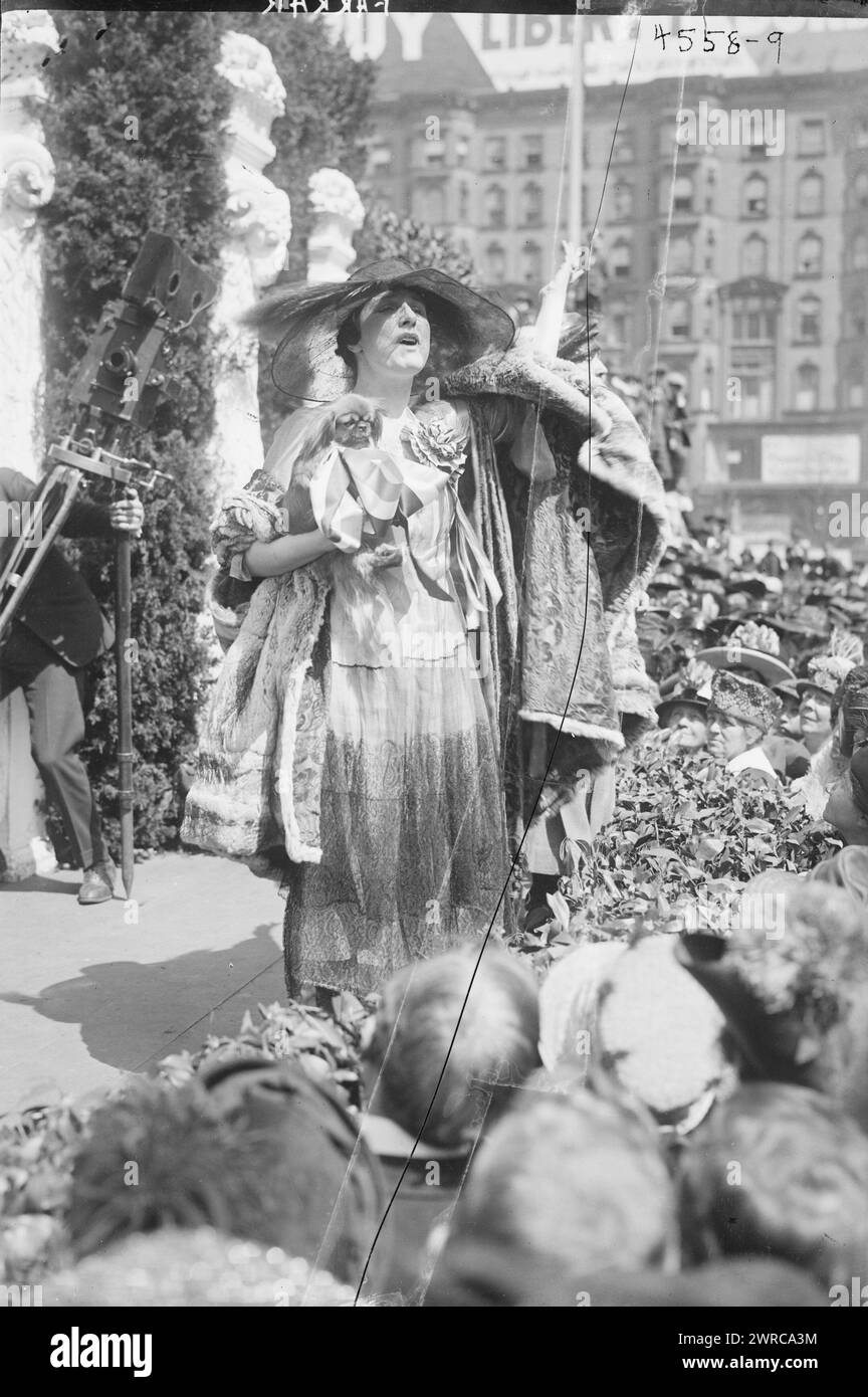 Farrar zeigt ein Konzert der Sopransängerin Geraldine Farrar (1882–1967), das Teil des Liberty Theater der Women's war Relief Association war, vor der New York Public Library an der 5th Avenue und 42nd Street in New York City. Es wurden Aufführungen und Reden gehalten, um die Öffentlichkeit zum Kauf von Liberty Bonds zu appellieren. Das Theater war Teil der Third Liberty Loan Drive, die vom 6. April 1918 bis zum 4. Mai 1918 während des Ersten Weltkriegs stattfand, 15. April 1918, Glass negative, 1 negative: Glass Stockfoto
