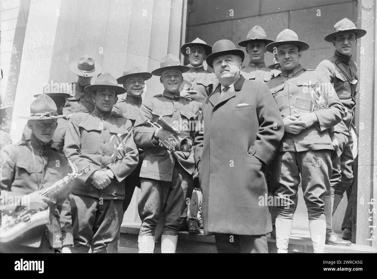 V. Herbert, Foto zeigt den Komponisten und Cellisten Victor August Herbert (1859–1924), der mit einer Gruppe von Soldaten draußen steht. Herbert war einer der Gründer der American Society of Composers, Authors, and Publishers (ASCAP). 1915 und ca. 1920, Glasnegative, 1 negativ: Glas Stockfoto