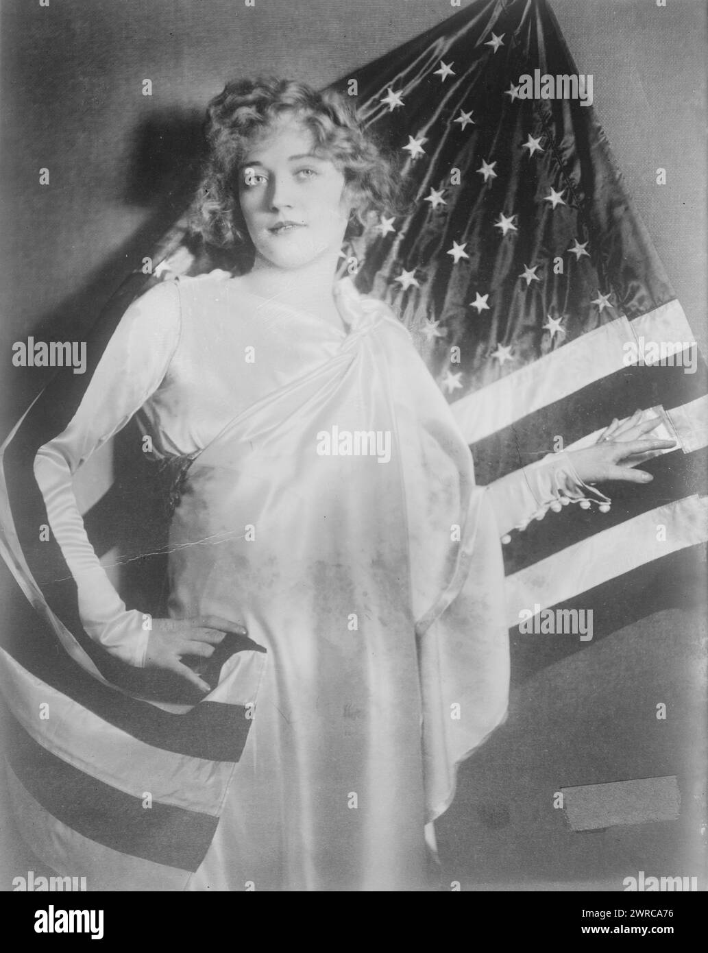 Marion Davies, Foto zeigt die Schauspielerin Marion Davies (1897–1961) vor einer amerikanischen Flagge. 1915 und ca. 1920, Glasnegative, 1 negativ: Glas Stockfoto