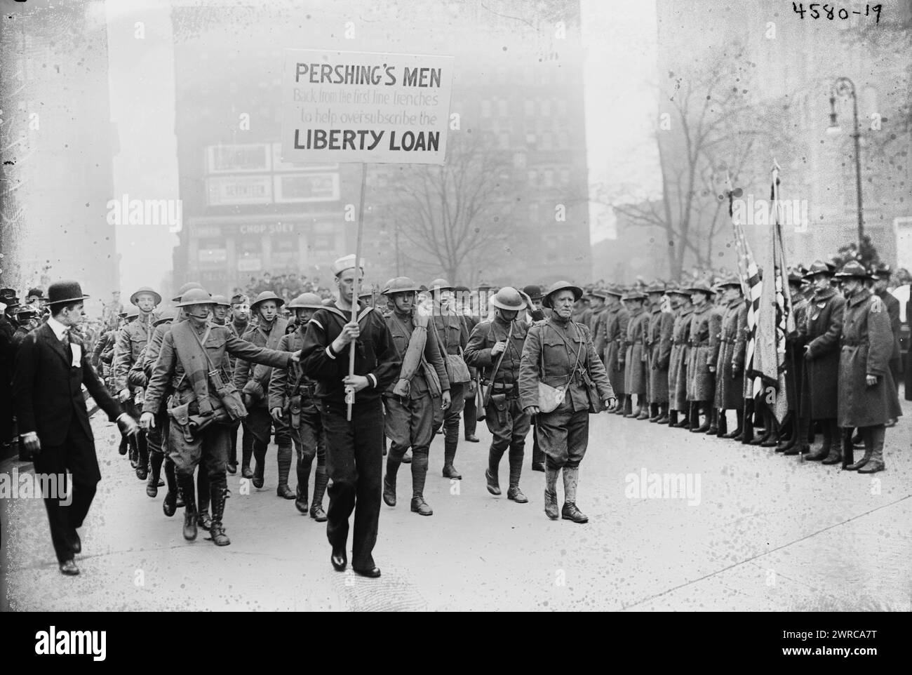 Pershing Veterans, Foto zeigt Veteranen des Ersten Weltkriegs ('Pershing's Men'), die zur Unterstützung der Liberty Loan Fahrt zum New Yorker Rathaus marschieren, das offiziell von Bürgermeister Hylan, 1918, Weltkrieg, 1914-1918, Glass negative, 1 negativ: Glas Stockfoto