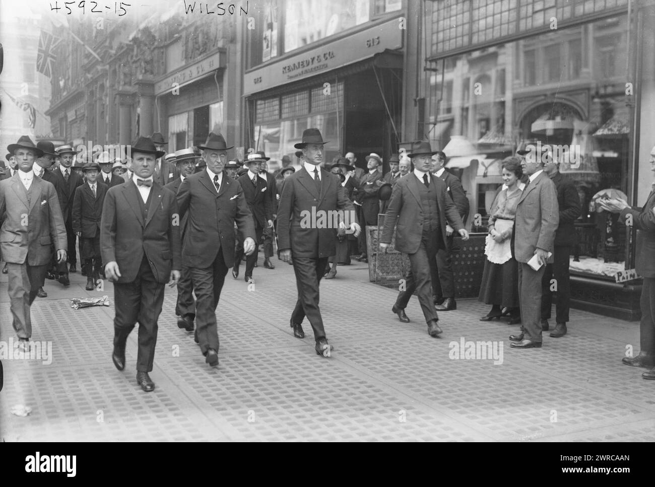 Wilson, Foto zeigt Präsident Woodrow Wilson (1856–1924) bei einer Parade des Roten Kreuzes mit Secret Service Männern auf der Fifth Avenue, New York City, 18. Mai 1918 während des Ersten Weltkriegs, 18. Mai 1918, 18. Mai, 1914–1918, Glass negative, 1 negativ: Glas Stockfoto
