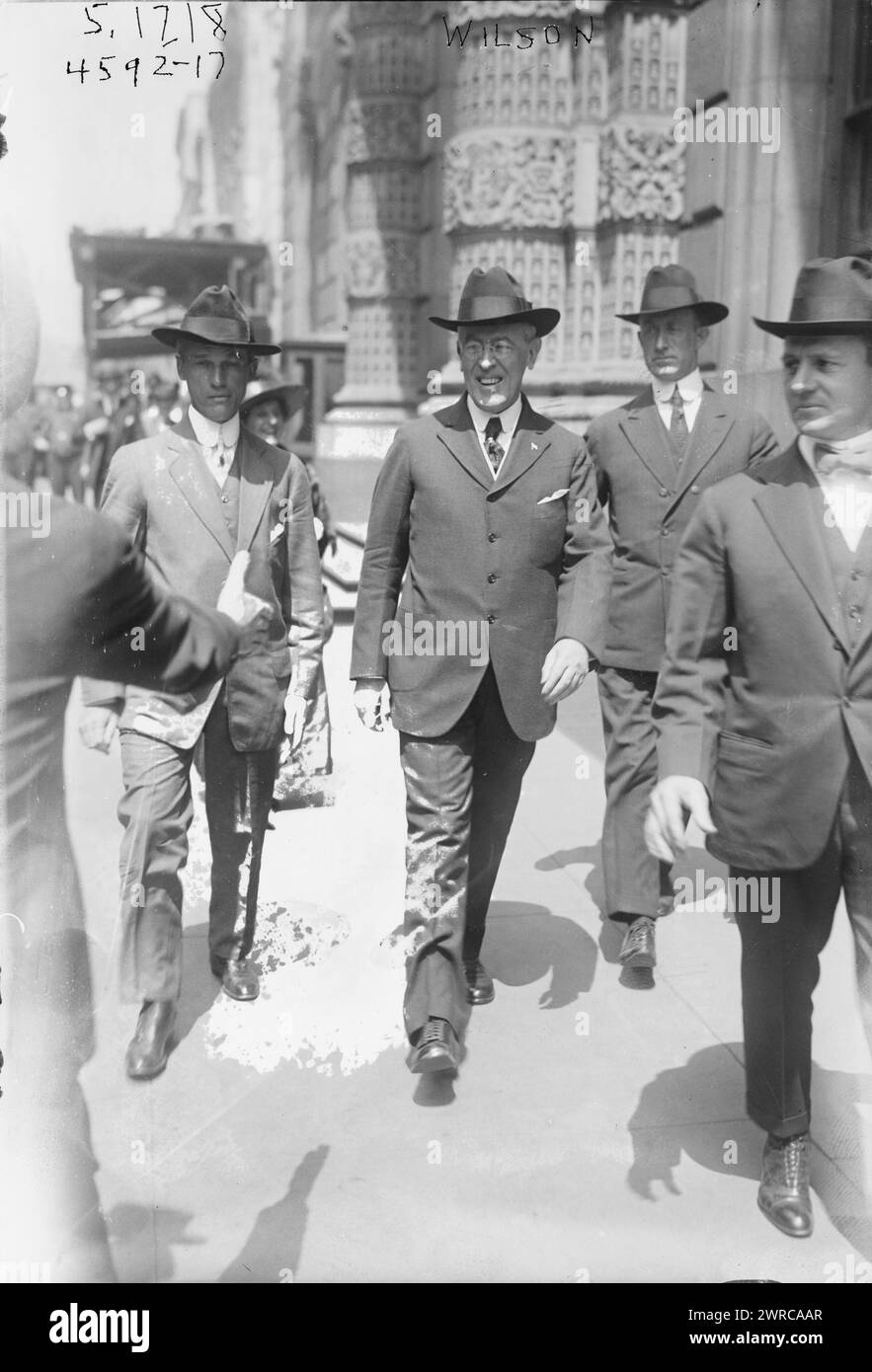 Wilson, Foto zeigt Präsident Woodrow Wilson (1856–1924) bei einer Parade des Roten Kreuzes mit Secret Service Männern auf der Fifth Avenue, New York City, 18. Mai 1918 während des Ersten Weltkriegs, 18. Mai 1918, 18. Mai, 1914–1918, Glass negative, 1 negativ: Glas Stockfoto