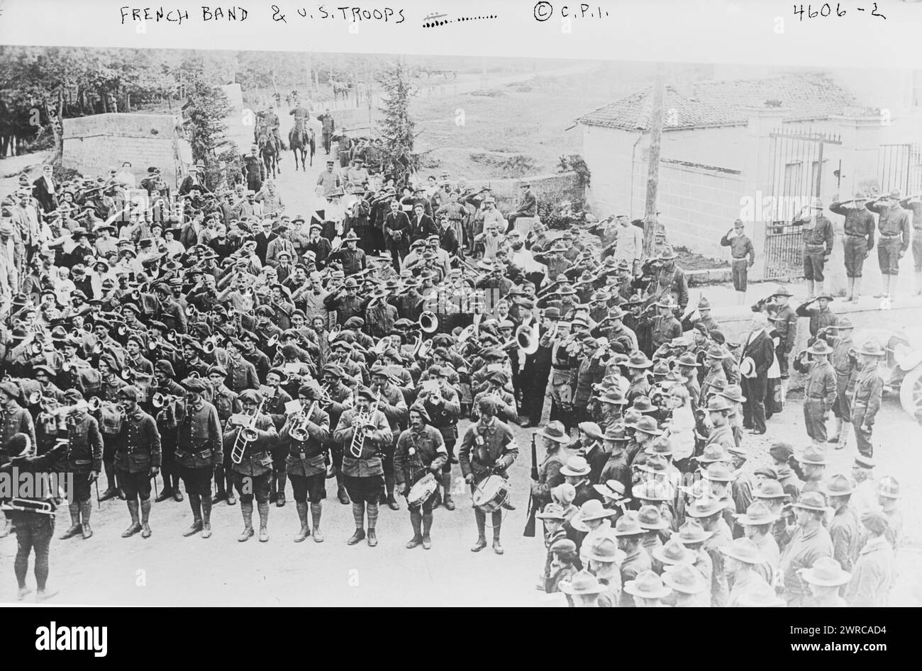 Französische Band & US-Truppen, Foto zeigt amerikanische Soldaten, die eine französische Marschkapelle während des Ersten Weltkriegs in Frankreich beobachten, 1917 oder 1918, Weltkrieg, 1914-1918, Glass negative, 1 negativ: Glas Stockfoto