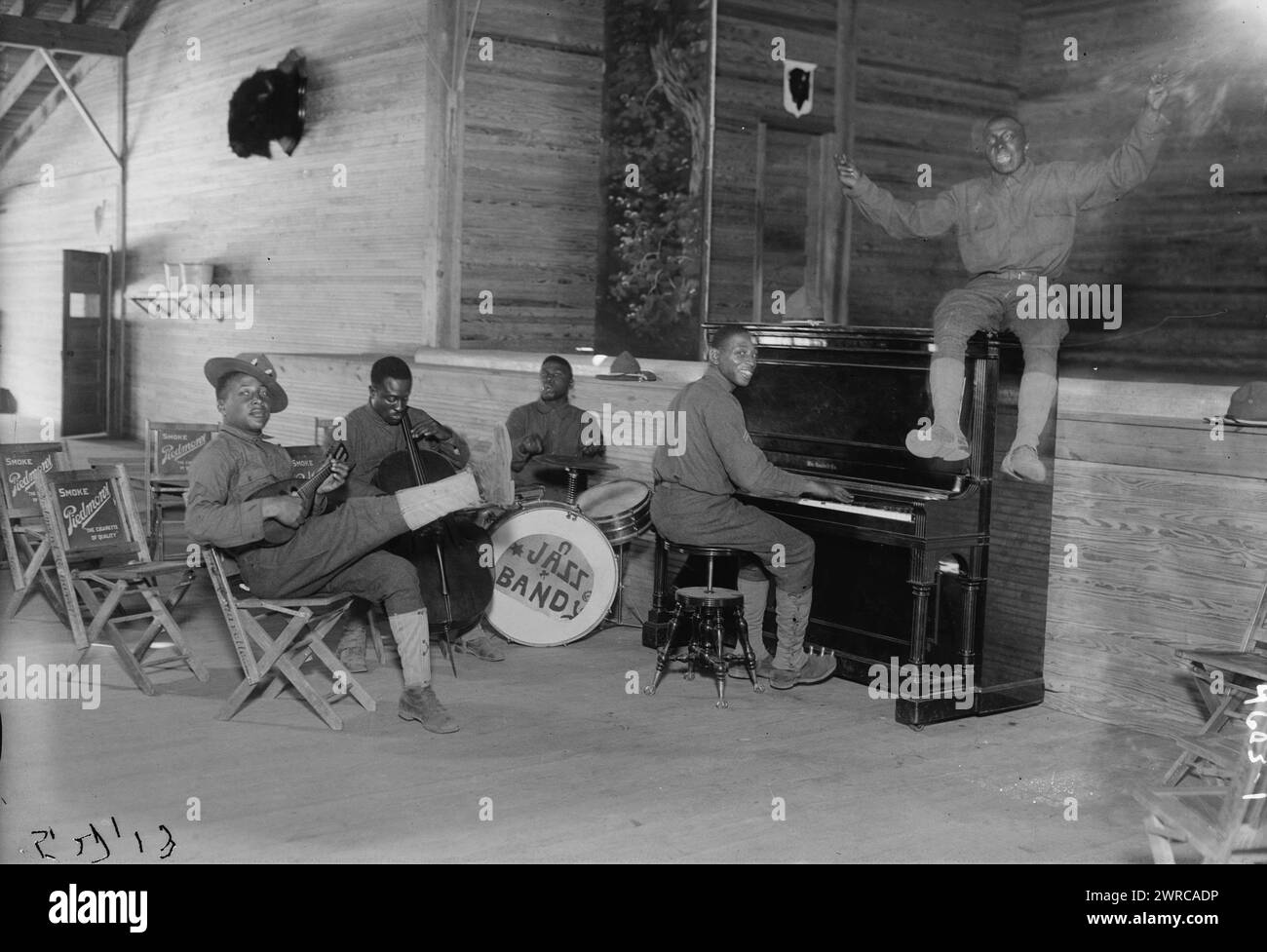 US Army Jazz Band, Camp Upton, Foto zeigt eine afroamerikanische Jazzband während des Ersten Weltkriegs, wahrscheinlich im Buffalo Auditorium in Camp Upton, Yaphank, Long Island, New York State., 27. Mai 1918, Weltkrieg, 1914-1918, Glasnegative, 1 negativ: Glas Stockfoto