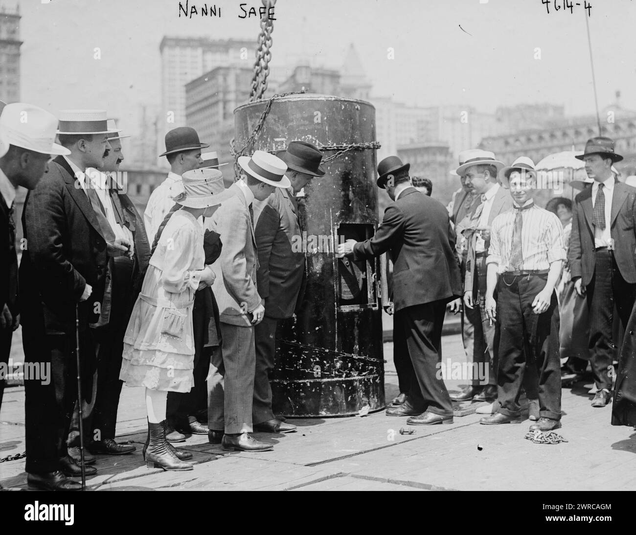 Nanni Safe, Foto zeigt den Erfinder Menotti Nanni, der demonstriert, dass sein schwimmender Safe im Ozean unsinkbar war, indem er sich im Battery Park, New York City, 1918. Juni, einschloss und ihn für eine Minute in Wasser untertauchen ließ, Glass negative, 1 negative: Glass Stockfoto