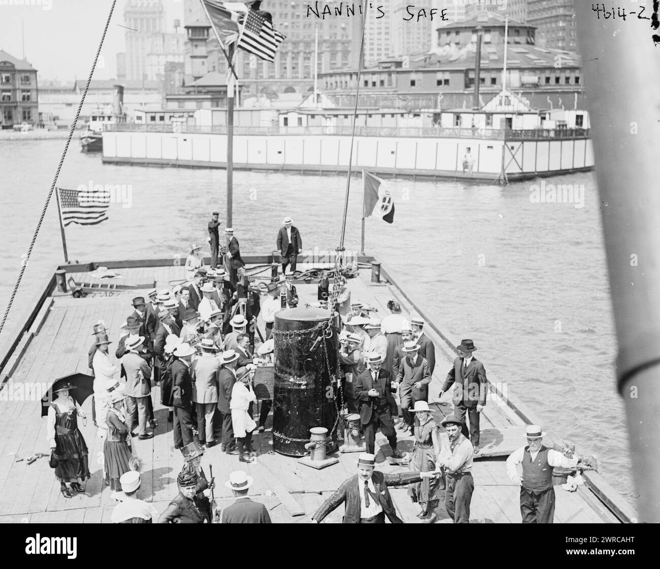 Nannis Safe, Foto zeigt den Erfinder Menotti Nanni, der demonstriert, dass sein schwimmender Safe im Ozean unsinkbar war, indem er sich im Battery Park, New York City, 1918. Juni, einschloss und ihn für eine Minute in Wasser untertauchen ließ, Glass negative, 1 negative: Glass Stockfoto