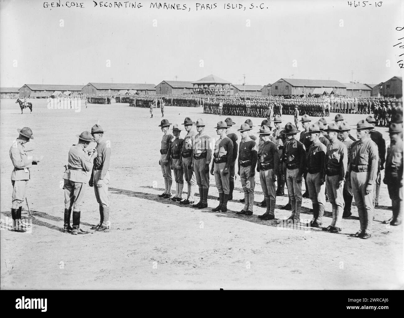 General Cole dekoriert Marines, Paris Isl'd Parris Island, S.C., Foto zeigt Brigadegeneral Eli Kelley Cole (1867-1929), der zwischen Januar und September 1918 als Befehlshaber der Marine Barracks auf Parris Island diente und während des Ersten Weltkriegs eine militärische Auszeichnung an einen Soldaten verlieh, 1918. Juni 10 (Datum wurde später erstellt oder veröffentlicht), 1914-1918, Glasnegative, 1 negativ: Glas Stockfoto
