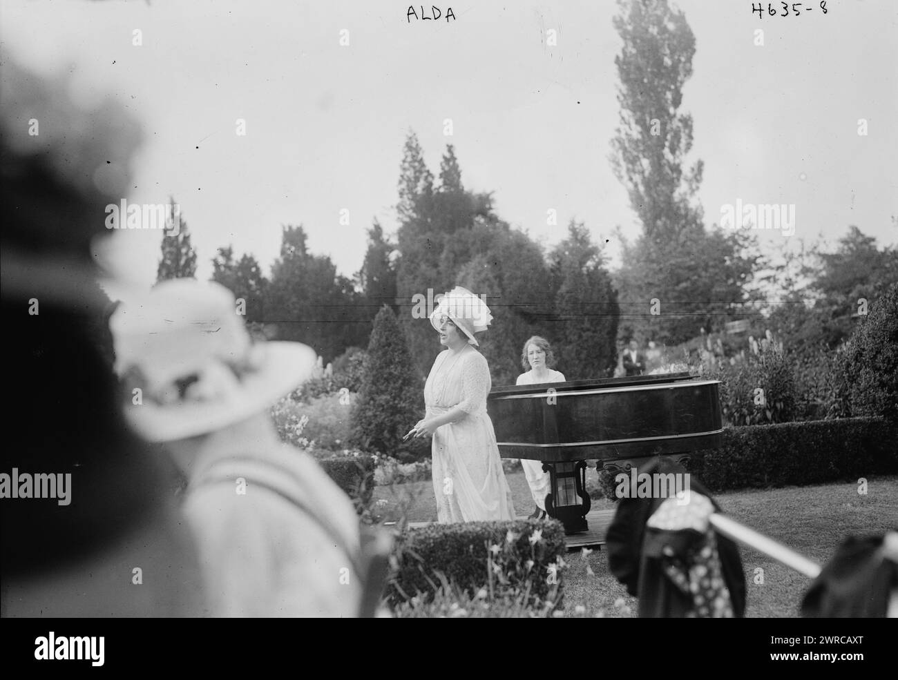 Alda, Foto zeigt Opernsängerin Frances Alda (1879–1952) auf einem Gartenfest für Kriegshilfe, Killenworth, Glen Cove, Long Island am 25. Juni 1918, wo die Duncan-Tänzer und der italienische amerikanische Baritonsänger Giuseppe de Luca (1876–1950) ebenfalls auftraten., 25. Juni 1918, Glass negative, 1 negative: Glass Stockfoto