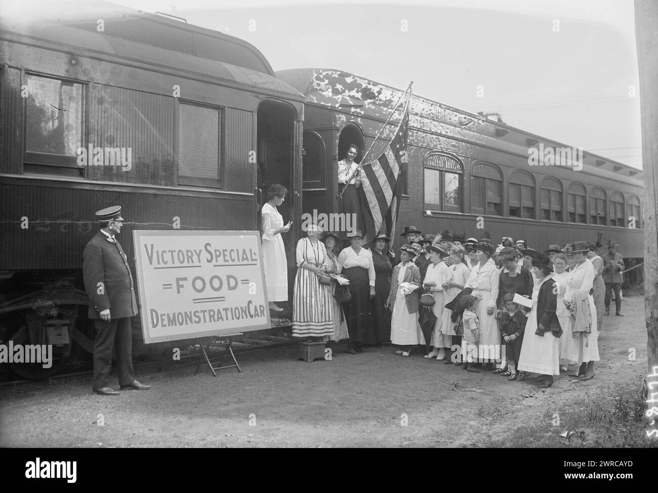 L.I.R.R. Food Train, Foto zeigt das Victory Special der Long Island Railroad, organisiert von den Frauen des Long Island Food Reserve Battalions während des Ersten Weltkrieges, 1918, des Weltkriegs, 1914-1918, Glasnegative, 1 negativ: Glas Stockfoto