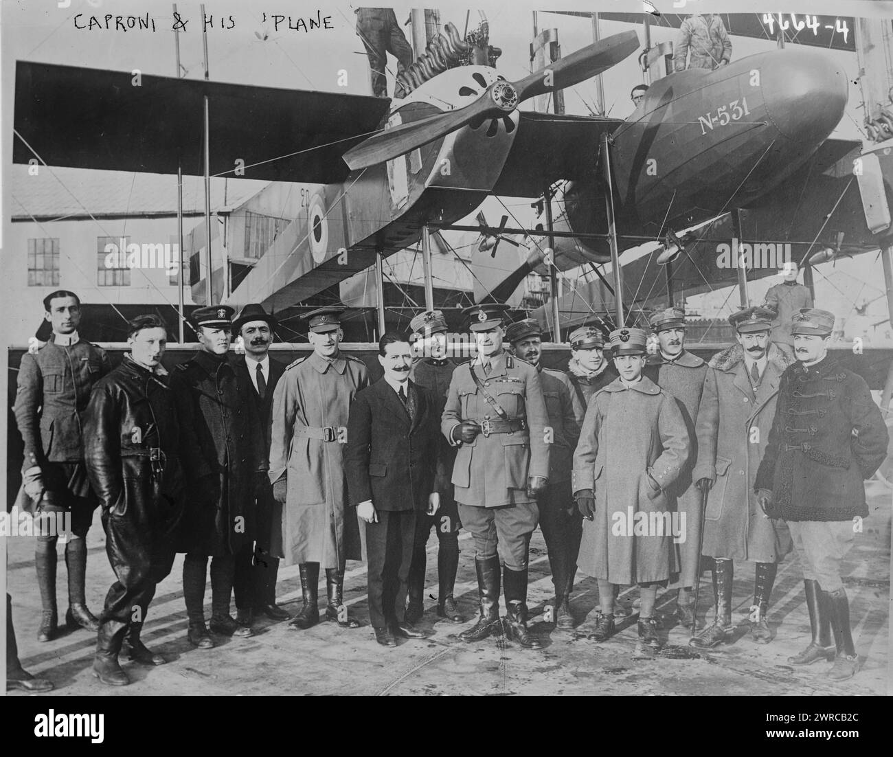 Caproni und sein Flugzeug, Foto zeigt Giovanni Battista Caproni (1886–1957), einen italienischen Luftfahrtingenieur und Gründer der Caproni Flugzeugfabrik mit einer Gruppe von Personen vor dem 'Caproni-Flug', einem riesigen Triplane-Bomber N531., 29. Juli 1918, Glass negative, 1 negative: Glass Stockfoto