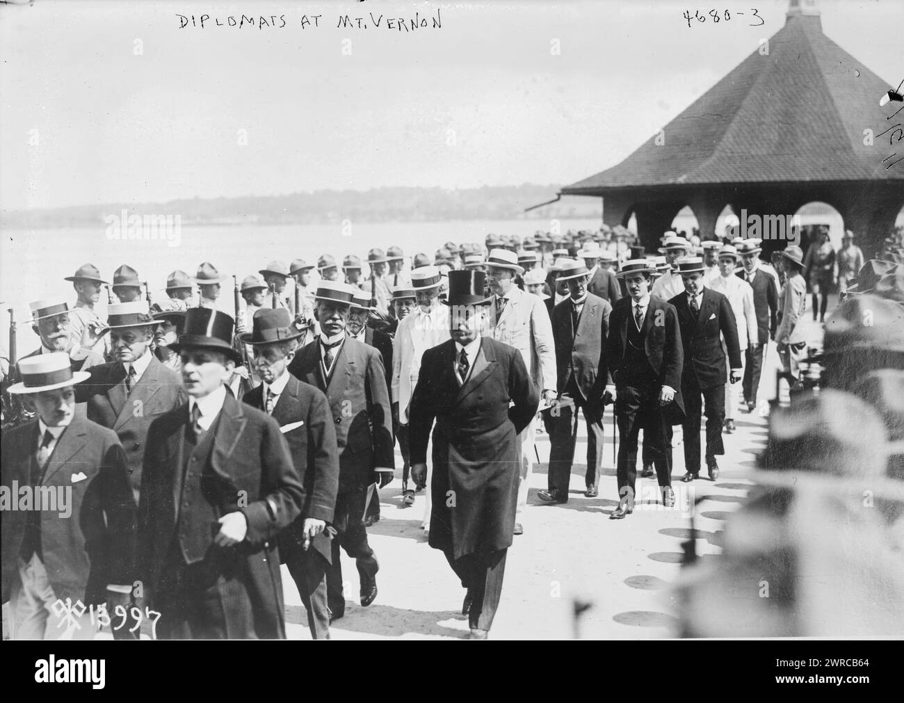 Diplomaten am Mt. Vernon, Foto zeigt Vertreter der alliierten Länder und Kongressabgeordnete, die am Mt. Vernon, Virginia, um Präsident Woodrow Wilsons Rede vom 4. Juli 1918 zu hören, Glass negative, 1 negative: Glass Stockfoto