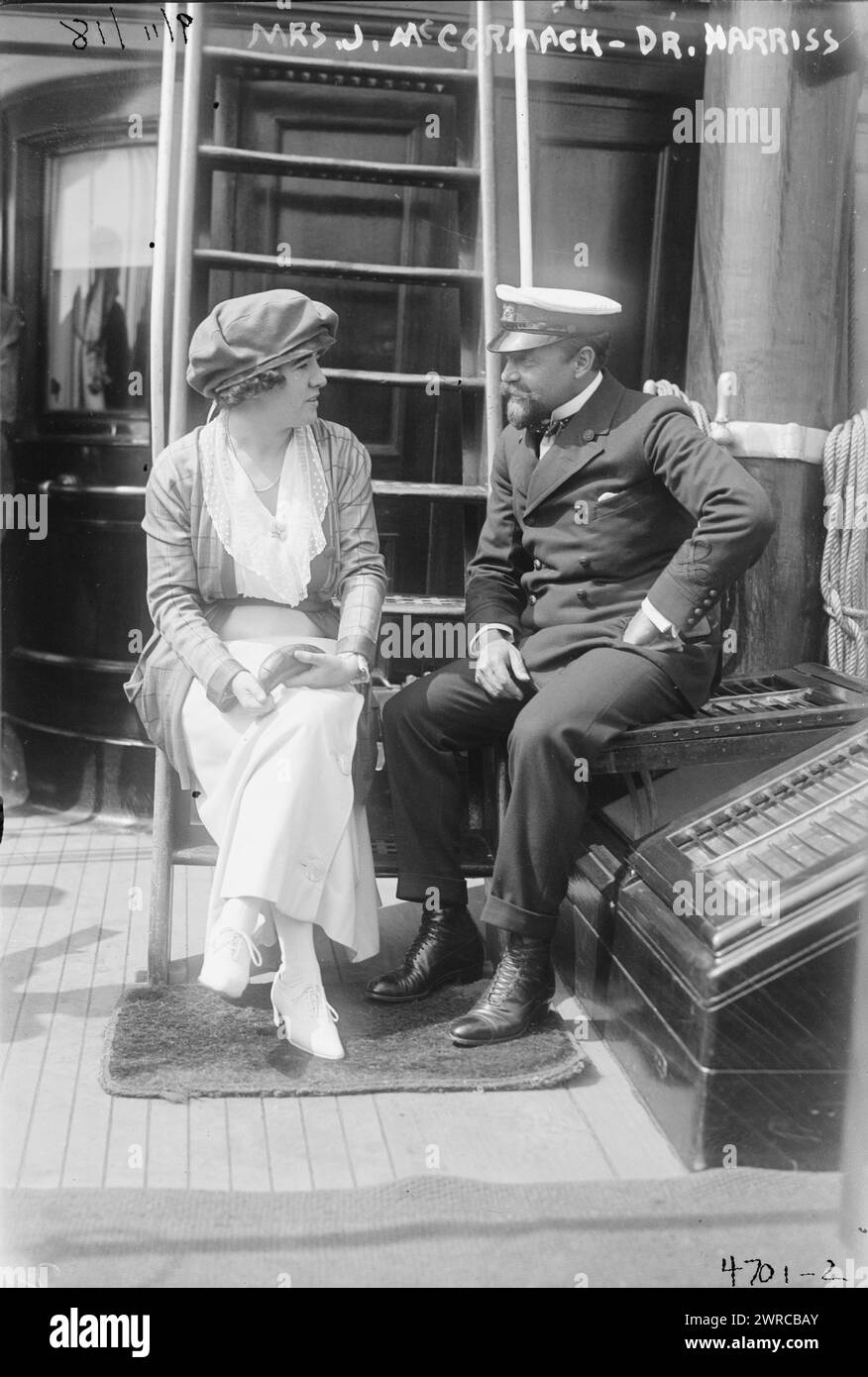 Mrs. J. McCormack - Dr. Harriss, Foto zeigt Dr. John Alton Harriss, Verkehrsminister von New York, der zusammen mit der Ehefrau des irisch-amerikanischen Tenorsängers John McCormack (1884–1945) Mitglied des Exekutivkomitees des Mayor's Committee on National Defence war. Sie waren an Bord der Surf, einer Yacht, die Harriss während einer Kreuzfahrt um den Hafen von New York gehörte, um Marines und Seeleute zu retten., 1918. September, Glass negative, 1 negative: Glass Stockfoto