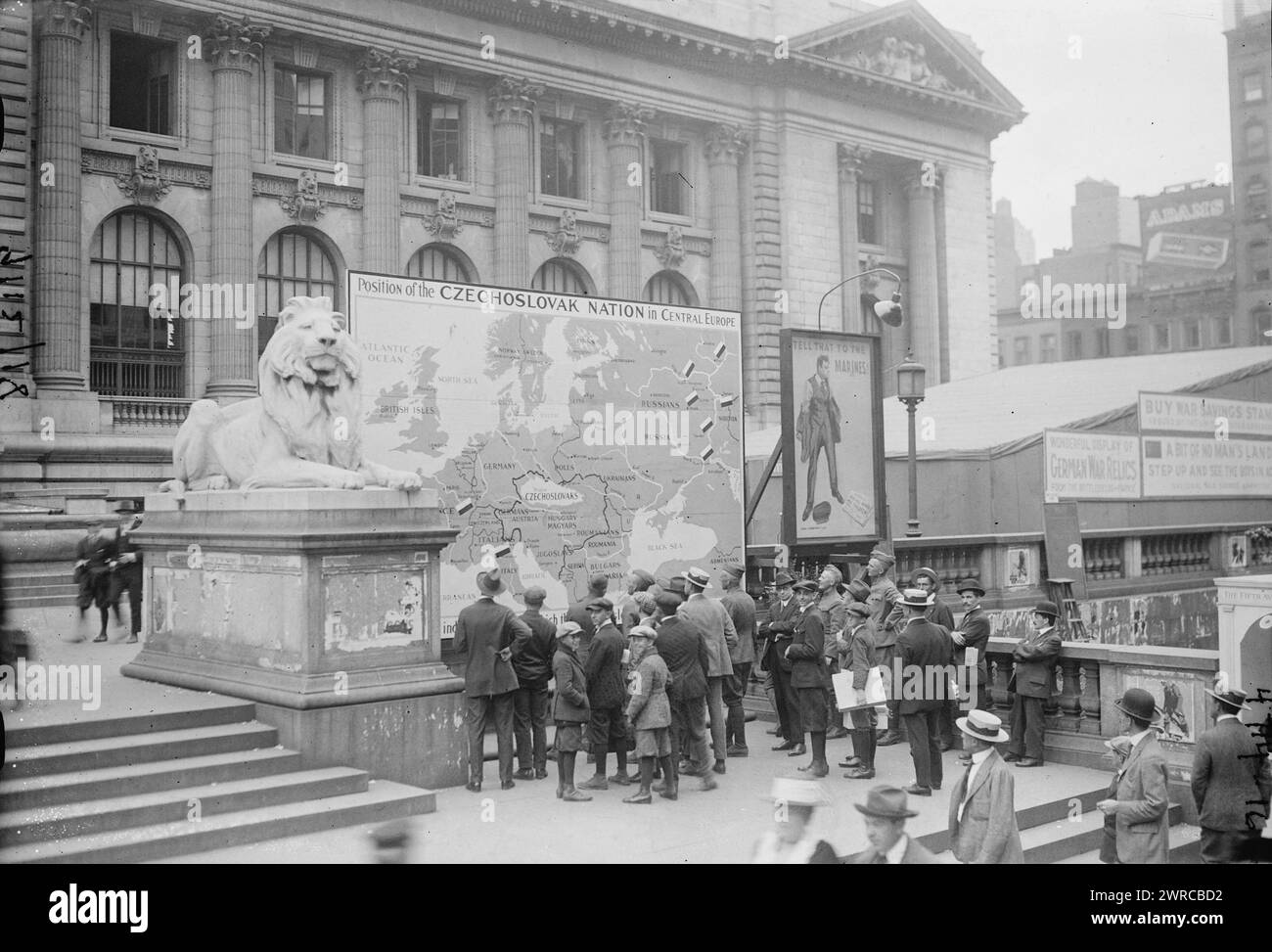 Karte zeigt die Lage der Tschechoslowakei in Mitteleuropa, Foto zeigt eine große Karte der Tschechoslowakei vor der New York Public Library während des Ersten Weltkriegs Ein großes Gemälde des Plakats: "Sag das den Marines!" Von James Montgomery Flagg ist neben der Karte., 1918 September 13, Weltkrieg, 1914-1918, Glasnegative, 1 negativ: Glas Stockfoto Karte zeigt die Lage der Tschechoslowakei in Mitteleuropa, Foto zeigt eine große Karte der Tschechoslowakei vor der New York Public Library während des Ersten Weltkriegs Ein großes Gemälde des Plakats: "Sag das den Marines!" Von James Montgomery Flagg ist neben der Karte., 1918 September 13, Weltkrieg, 1914-1918, Glasnegative, 1 negativ: Glas Stockfoto