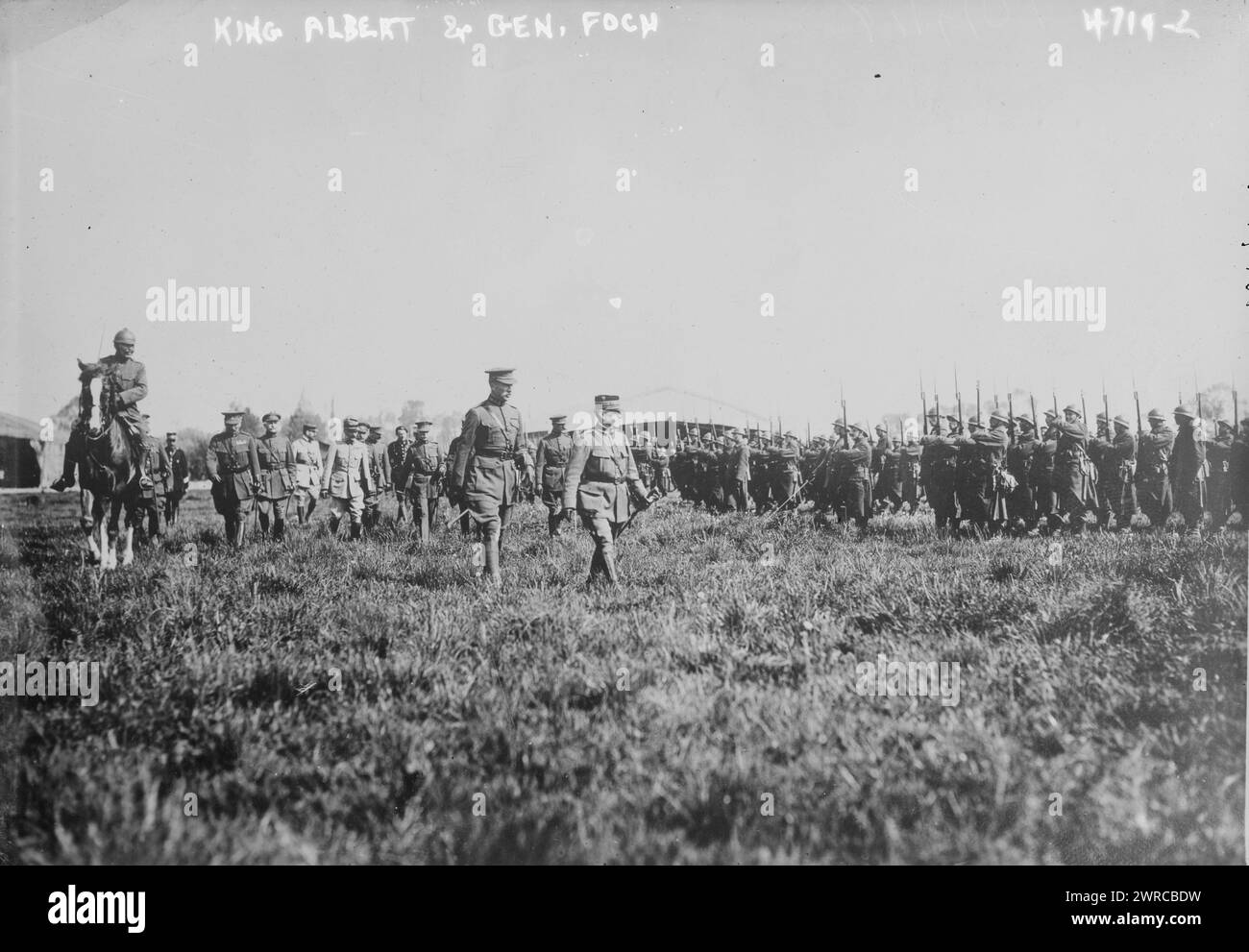 König Albert & General Foch, Foto zeigt Marschall Ferdinand Jean Marie Foch (1851–1929), ein französischer General, der während des letzten Jahres des Ersten Weltkriegs mit Albert I., König der Belgier (1875–1934) auf dem Houthem-Flugplatz in Belgien als alliierter Oberbefehlshaber diente., 7. Oktober 1918, Weltkrieg, 1914-1918, Glasnegative, 1 negativ: Glas Stockfoto