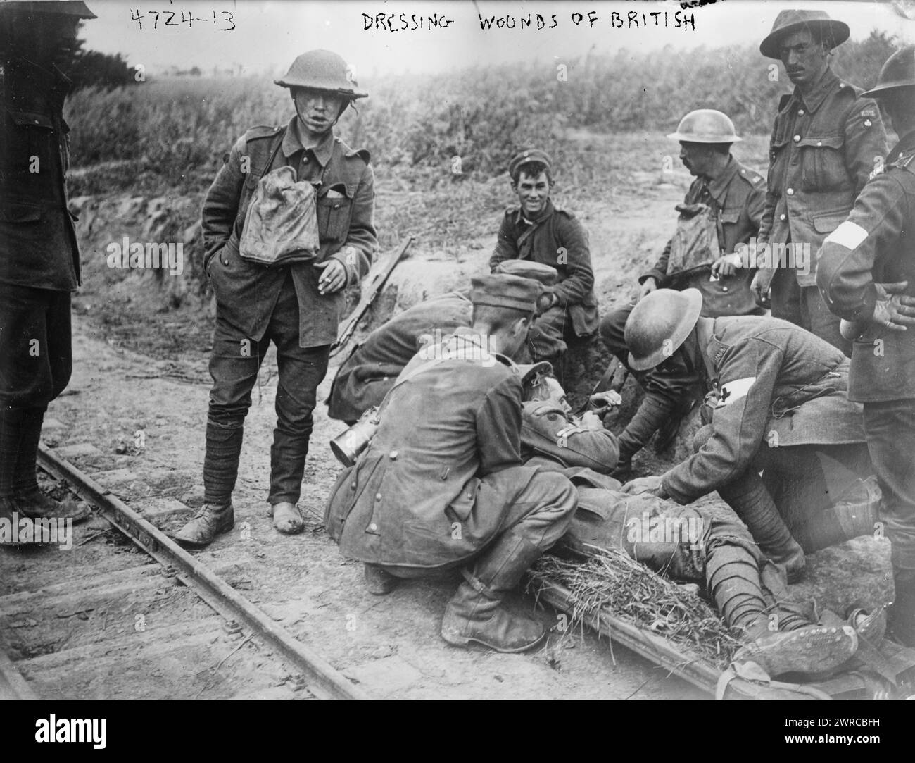 Das Foto zeigt verwundete britische Soldaten der 9. Division, die von Mitarbeitern des Royal Army Medical Corps besucht werden, nachdem sie von deutschen Gefangenen während der Aktion auf dem Outtersteene Ridge, Meteren, Westflandern, Belgien, eingezogen wurden. 1918 während des Ersten Weltkriegs, 18. August 1918, 1914-1918, Glasnegative, 1 negativ: Glas Stockfoto