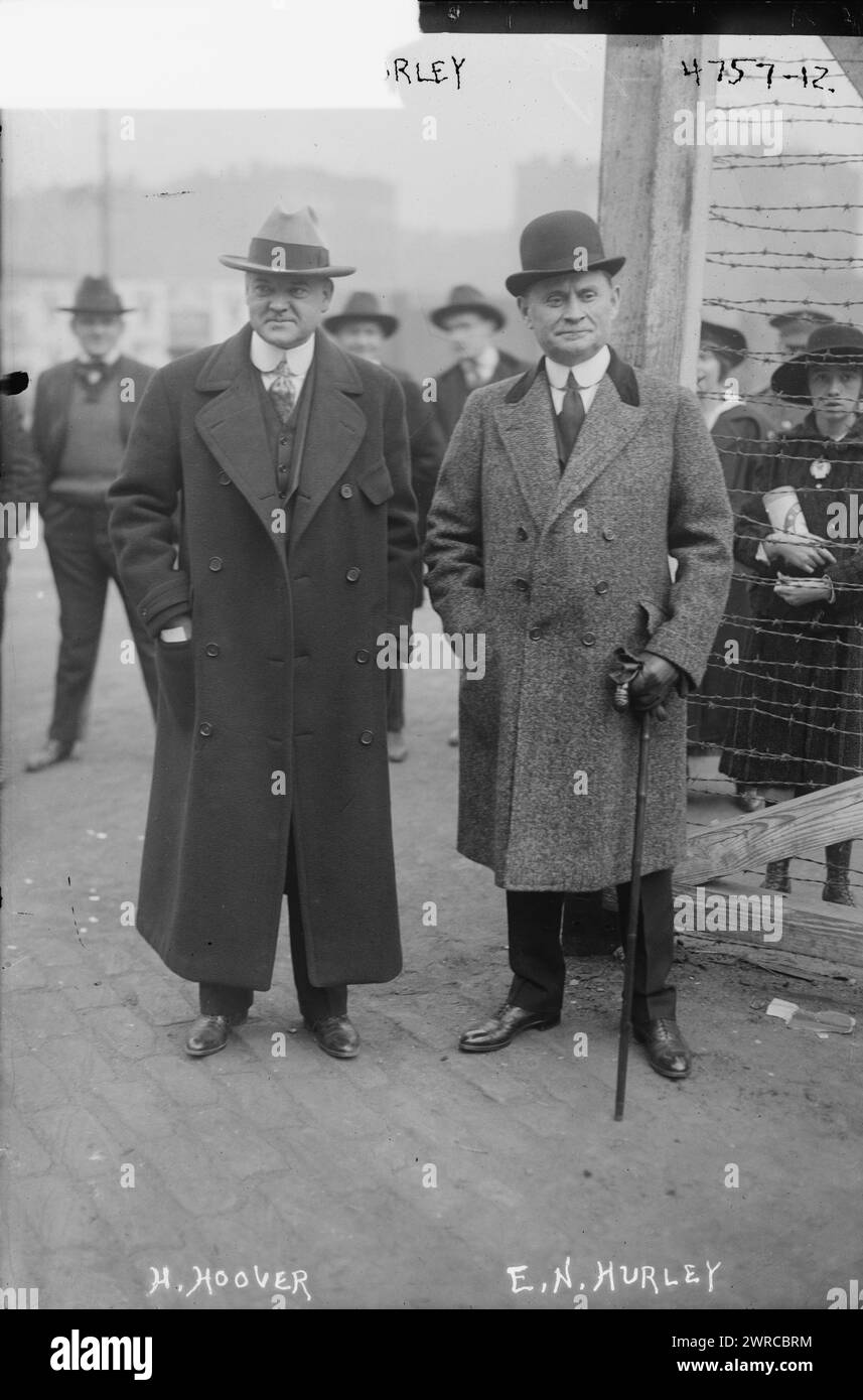 Hoover & Hurley, Foto zeigt Geschäftsmann und Hersteller Edward Nash Hurley (1864–1933) mit Herbert Hoover (1874–1964), Direktor der US-amerikanischen Lebensmittelbehörde während des Ersten Weltkriegs auf der Straße in New York City. 1915 und ca. 1920, Glasnegative, 1 negativ: Glas Stockfoto