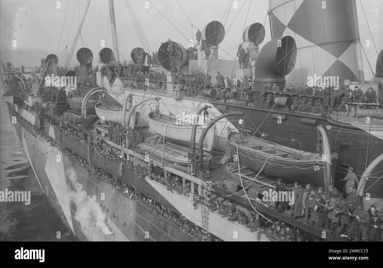 Auf MAURETANIA zeigt das Foto den Seefahrer RMS Mauretania in New York City mit amerikanischen Piloten und anderen Truppen, die nach dem Ersten Weltkrieg am 2. Dezember 1918 aus Europa zurückkehrten. Rettungsboote vorne sichtbar. 2. Dezember 1918, Glasnegative, 1 negativ: Glas Stockfoto