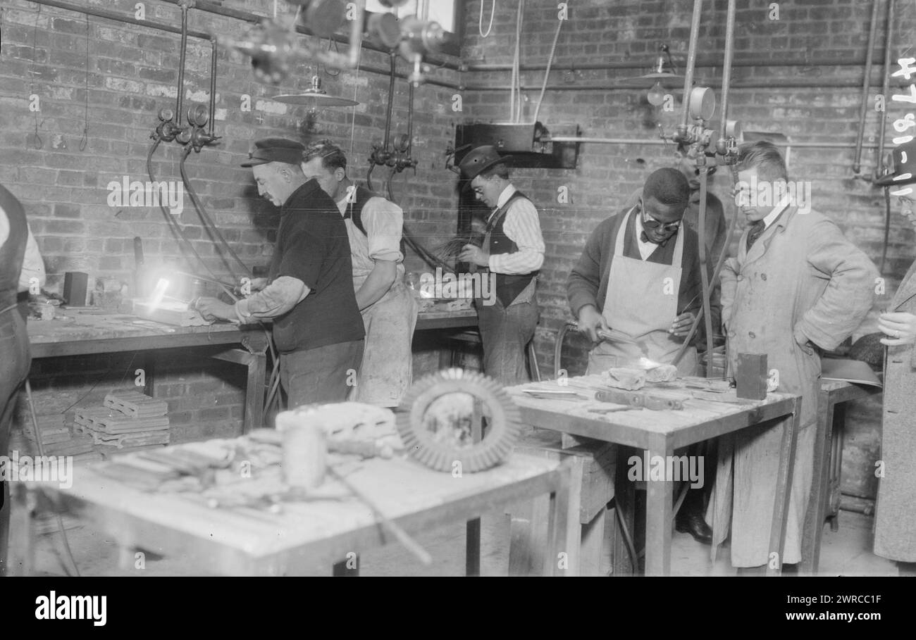 Oxy-Acetylen-Schweißen, Foto zeigt Männer, einschließlich eines Afroamerikaners, Schweißen in einer Werkstatt, zwischen ca. 1917 und ca. 1920, Glasnegative, 1 negativ: Glas Stockfoto