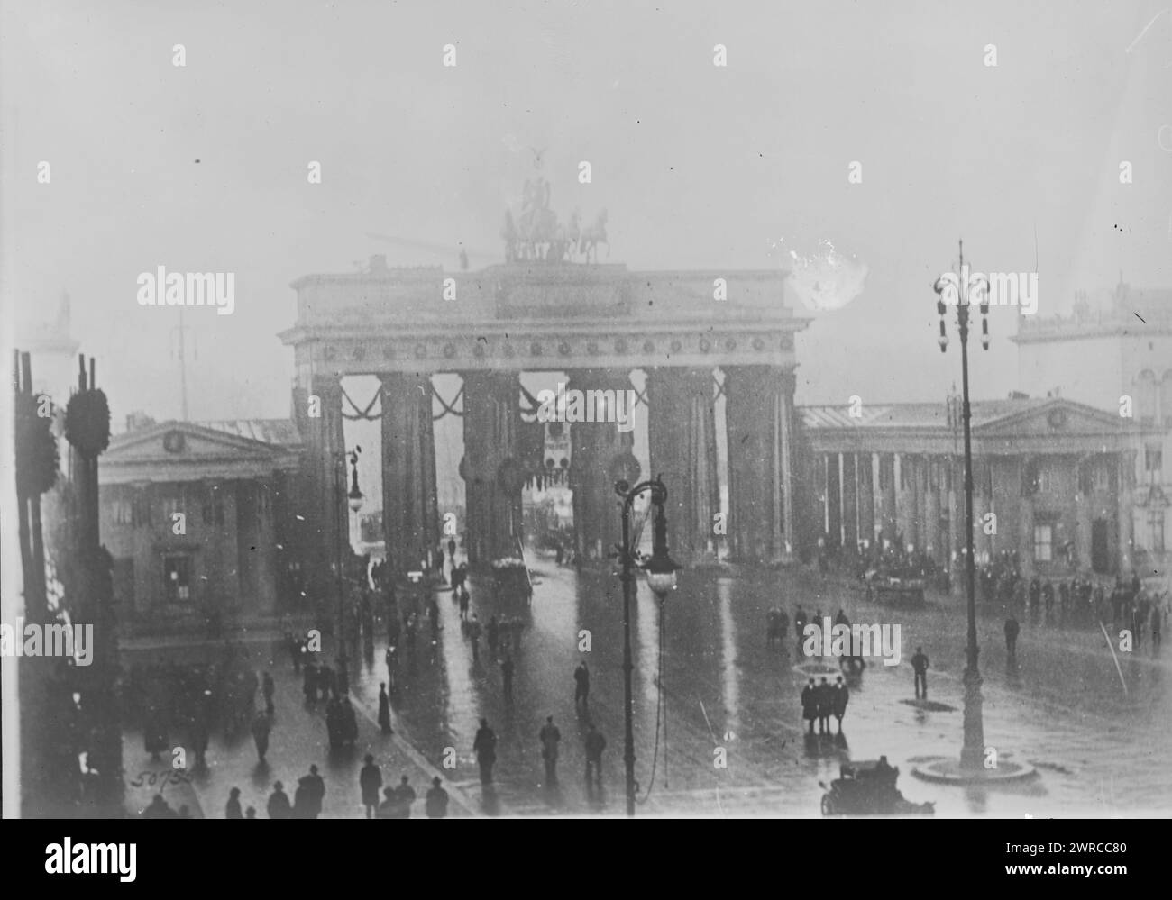 Berlin Riots, Januar 1919, Foto zeigt das US-Signal Corps Fotografie von Störungen in Berlin, Deutschland, einschließlich Gruppen von Maschinenschützen, die auf dem Brandenburger Tor stationiert sind, und Truppen, die der Ebert-Regierung treu sind, die den Eingang zur unter den Linden und dem nahe gelegenen Regierungsgrundstück befehligen., 7. Januar 1919, Glasnegative, 1 negativ: Glas Stockfoto