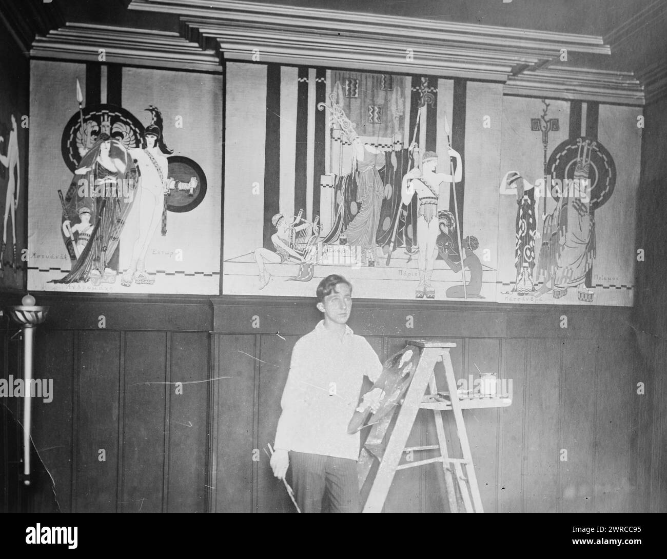 Jas. W.E. Reynolds, Foto zeigt den Künstler James W.E. Reynolds, der eine Palette hält, wahrscheinlich vor dem Wandgemälde „The Bring of Helen to Troy“ im Clubraum des Yale Dramat, der dramatischen Organisation der Yale University. 1915 und ca. 1920, Glasnegative, 1 negativ: Glas Stockfoto