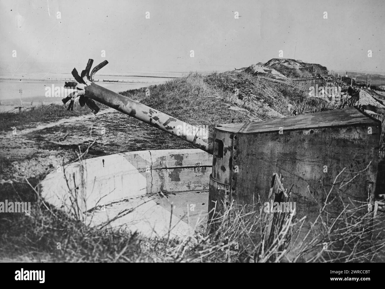 Zeebrugge, Kanone von Deutschen verdorben, Foto zeigt 150-mm-Kanone der Kaiserin-Batterie östlich von Blankenberghe, Belgien, die von den Deutschen zerstört wurde, 24. Oktober 1918 während des Ersten Weltkriegs, 1918. Oktober 24, Weltkrieg, 1914-1918, Glasnegative, 1 negativ: Glas Stockfoto