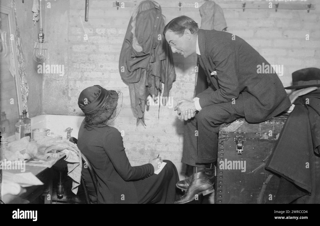 Stuart Walker interviewt, Foto zeigt Theater- und Filmregisseur Stuart Armstrong Walker (1888-1941), das hinter der Bühne in einer Umkleidekabine interviewt wird. 1915 und ca. 1920, Glasnegative, 1 negativ: Glas Stockfoto