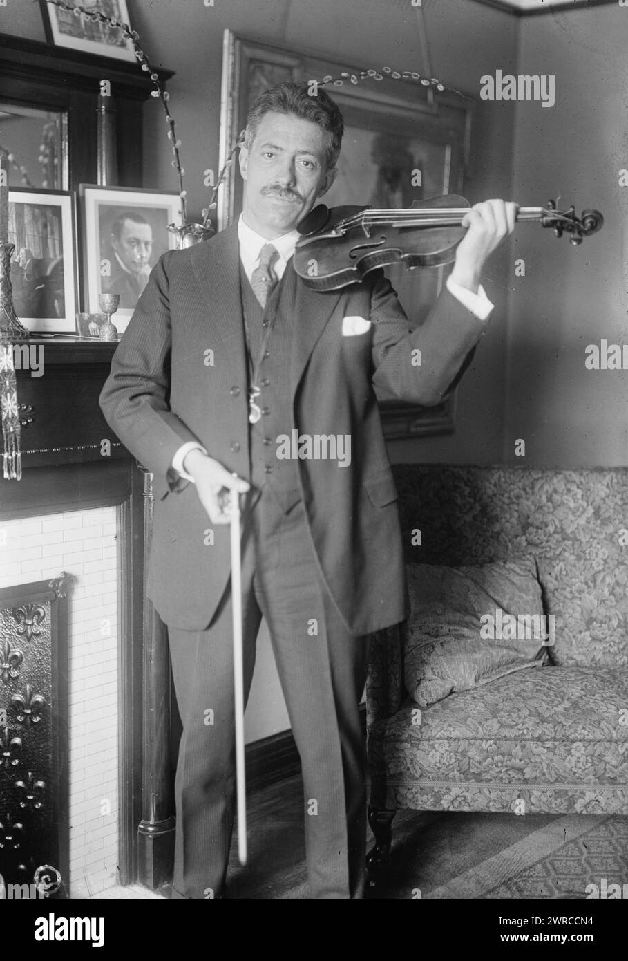 Kreisler, Foto zeigt Geiger Fritz Kreisler (1875-1962) mit seiner Violine., zwischen ca. 1915 und ca. 1920, Glasnegative, 1 negativ: Glas Stockfoto