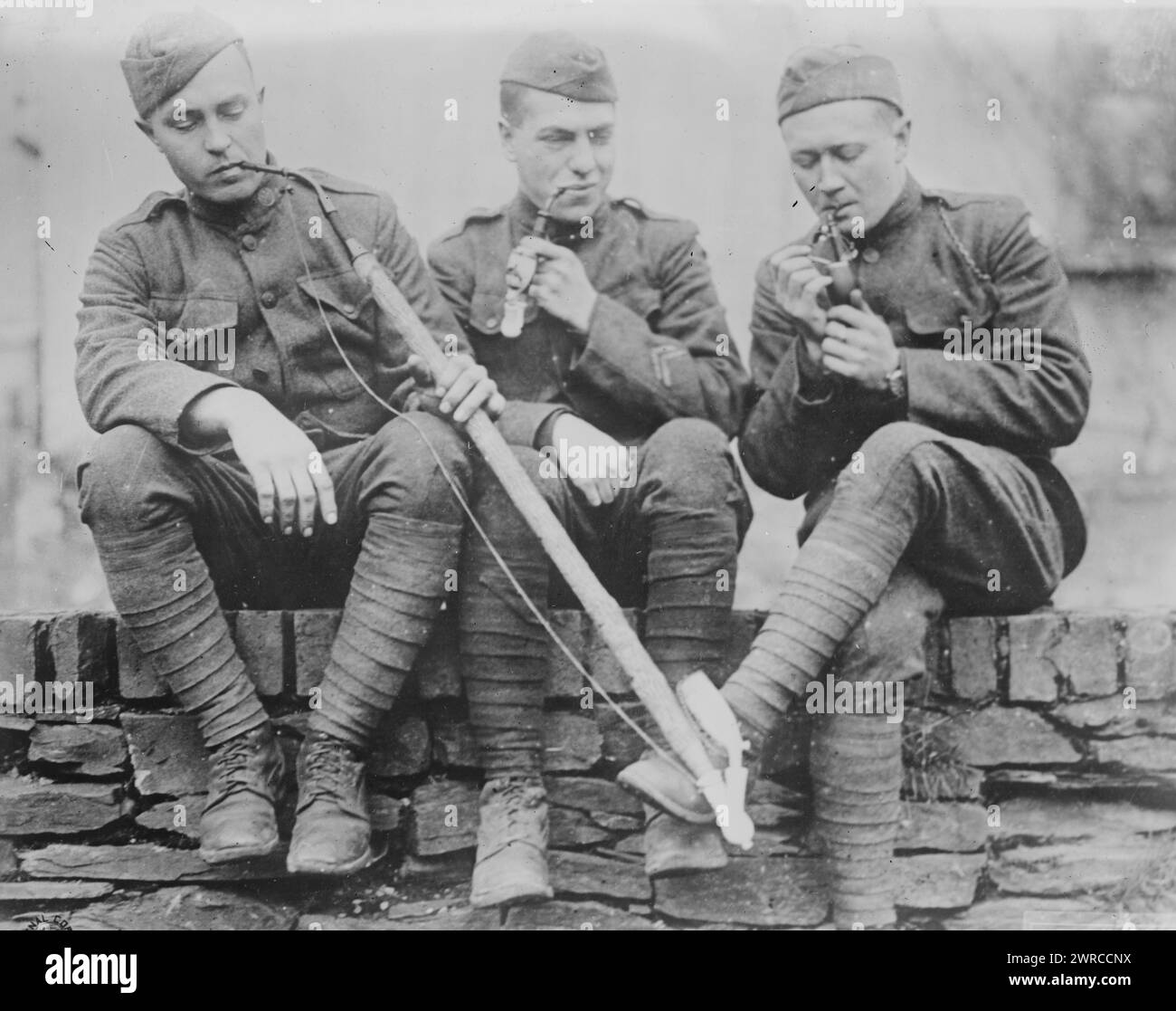 Doughboys in Cochem, Foto zeigt amerikanische Soldaten, die Pfeifen in Cochem rauchen, wahrscheinlich nach dem Ersten Weltkrieg, 1919 oder 1920, Glasnegative, 1 negativ: Glas Stockfoto