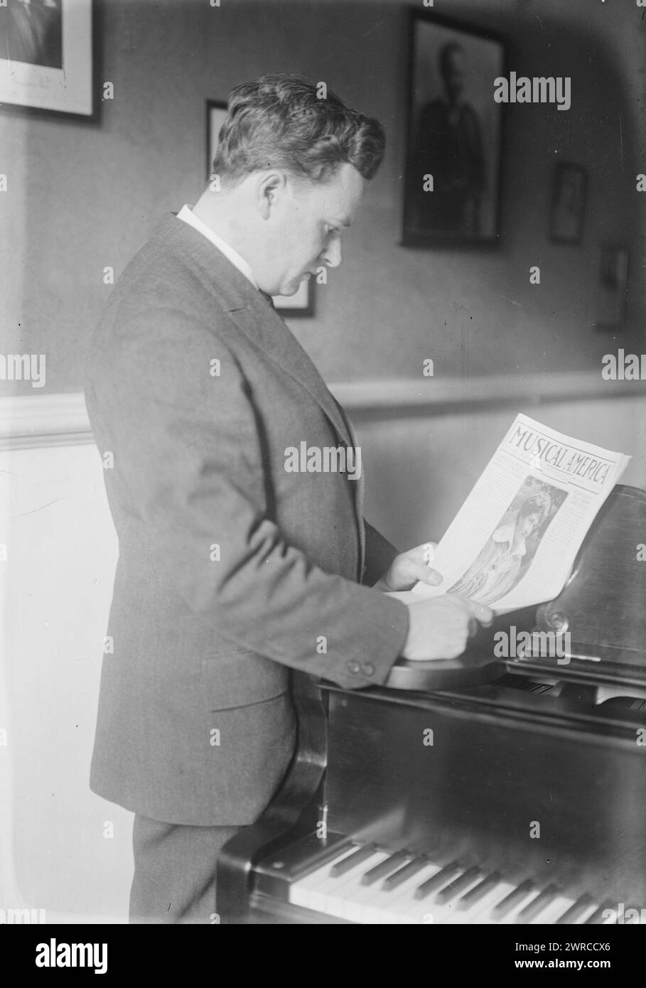 Murphy, Foto zeigt den Tenorsänger Lambert Murphy (1885–1954) mit einer Kopie von Musical America vom 19. April 1919., 1919, Glass negative, 1 negative: Glass Stockfoto