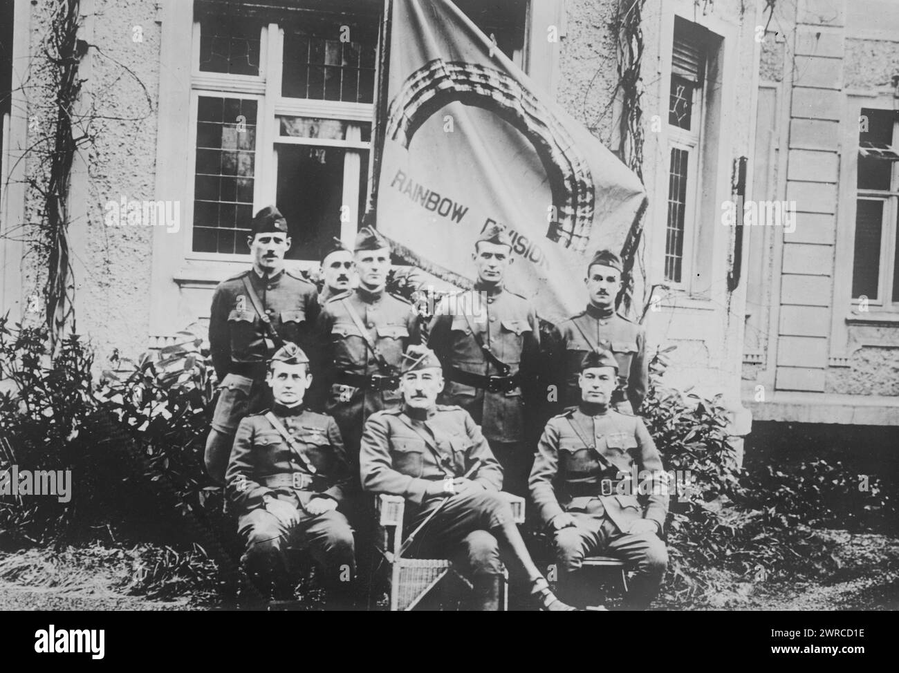 Offiziere der Rainbow Division, Foto zeigt Offiziere der Rainbow Division (42. Division) in Ahrweiler, Deutschland, 8. Januar 1919. In der ersten Reihe, von links nach rechts: William Neill Hughes, Jr. (1878–1969) (in der New-York Tribune fälschlicherweise als Rambaugh bezeichnet), Major General Clement Alexander Finley Flagler (1867–1922) und Lieutenant Colonel Stanley Maddox Rumbough (1886–1961) (in der New-York Tribune fälschlicherweise als William Hughes bezeichnet). Zweite Reihe, links nach rechts: Captain James M. Boyd, Unidentified man, Major Robert J. Gill und Lieutenant H. W. Fletcher., 1919, Weltkrieg, 1914–1918, Glass negative Stockfoto