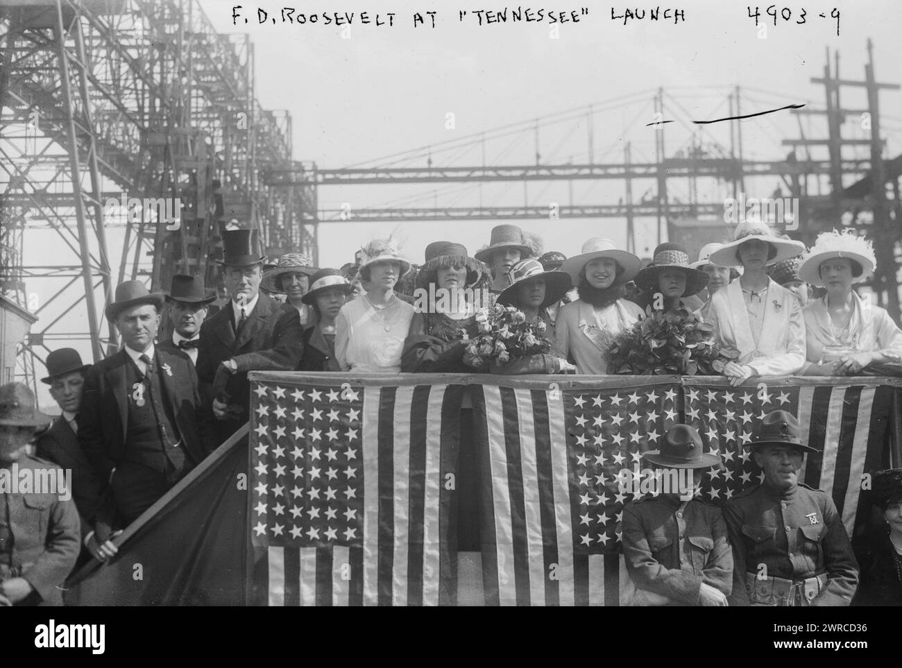 F.D. Roosevelt beim Start von 'Tennessee' zeigt das Foto den stellvertretenden Marineminister Franklin Delano Roosevelt (1882-1945) (links, mit Hut) beim Start der US-amerikanischen Marine Tennessee auf der Brooklyn Navy Yard, 30. April 1919. Ebenfalls abgebildet sind Helen Lenore Roberts (Mitte, weißer Hut, Blumenstrauß) und ihr Vater Tennessee Gouverneur A. H.Roberts (links von Roosevelt)., 1919. April 30, Glass negative, 1 negative: Glass Stockfoto