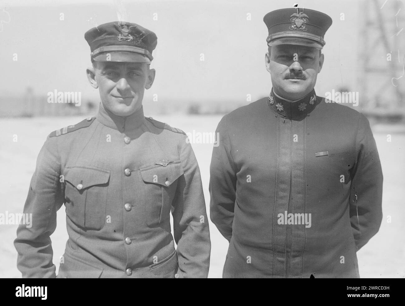 Lt. E.F. Stone & Lt. R.A. Lavender, das Foto zeigt den Küstenwache-Flieger Elmer 'Archie' Fowler Stone (1887–1936), der Pilot auf dem NC-1-Flugboot war, und Robert Alfred Lavender (1889–1976), einen US-Navy-Funkoffizier für das NC-3-Flugboot. Beide Männer nahmen am Flugversuch im Mai 1919 Teil., 1. Mai 1919, Glass negative, 1 negative: Glass Stockfoto