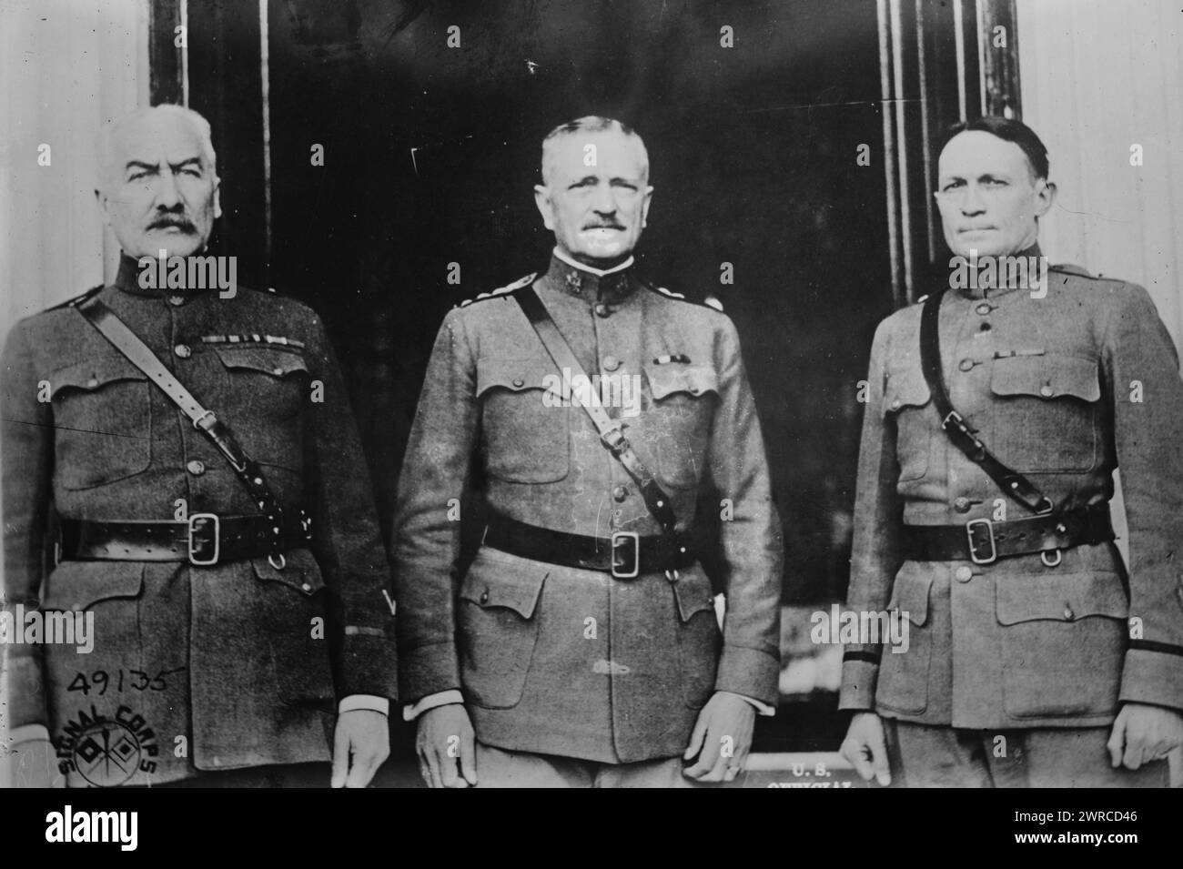 Generalmajor G.W. Read, General Pershing, Brig. General G.S. Simons, Foto zeigt Major General George Windle Read (1860–1934), General John J. 'Black Jack' Pershing (1860–1948), der als Leiter der amerikanischen Expeditionstruppen im Ersten Weltkrieg diente, und Brigadegeneral George Sherwin Simonds (1874–1938) in Bonnetable, Sarthe, Frankreich, 21. Januar 1919. 21. Januar 1919, Glasnegative, 1 negativ: Glas Stockfoto