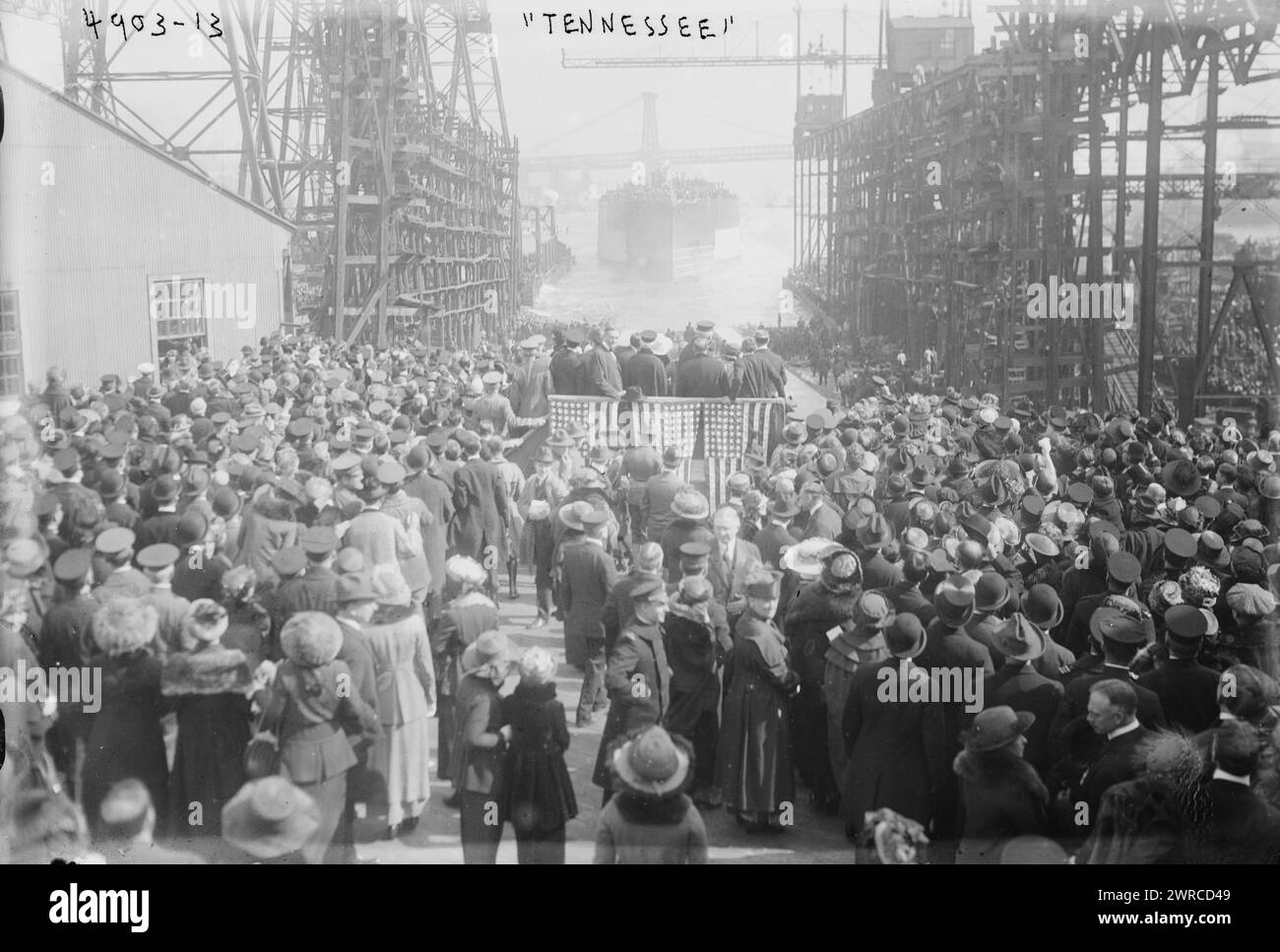 TENNESSEE, Foto zeigt eine Menschenmenge und die Startplattform in der Nähe des Schlachtschiffs USS Tennessee (BB-43), das am 30. April 1919 auf der Brooklyn Navy Yard gestartet wurde., 1919. April 30, Glass negative, 1 negative: Glass Stockfoto