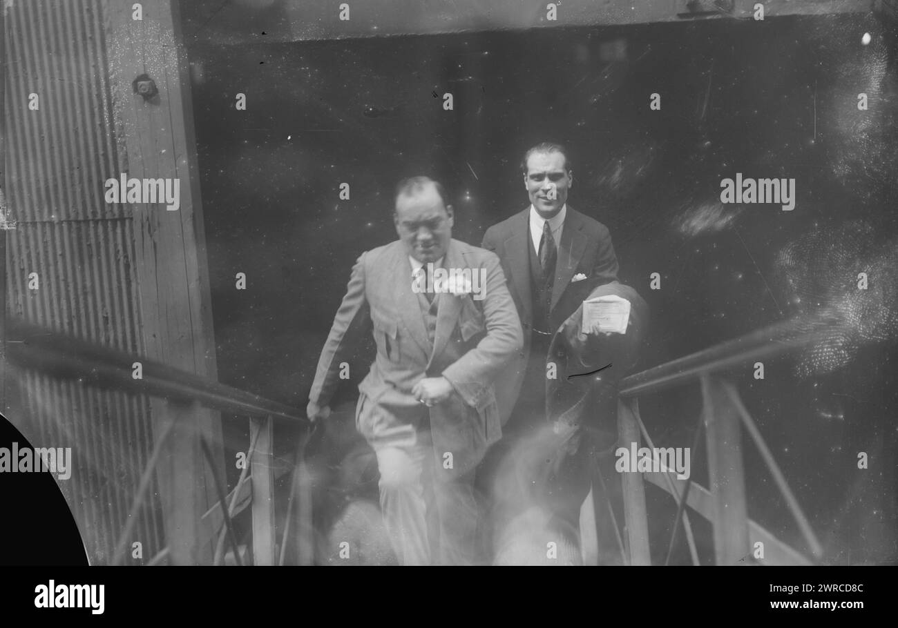 Caruso an Bord GIUSEPPE VERDI, Foto zeigt den italienischen Tenor-Opernsänger Enrico Caruso (1873–1921) an Bord des Schiffes Giuseppe Verdi., 24. Mai 1919, Glasnegative, 1 negativ: Glas Stockfoto