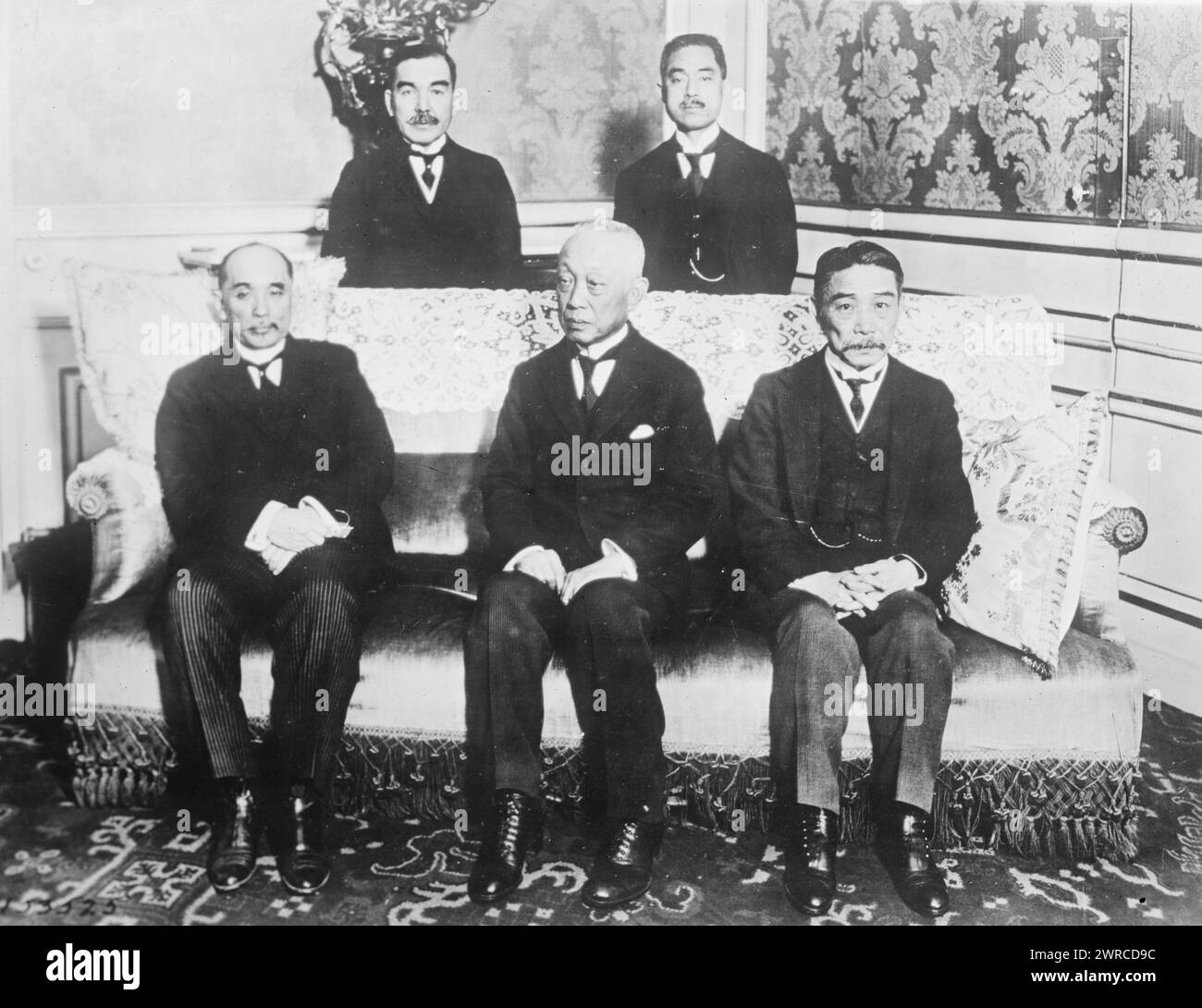 Japanische Friedensdelegierte, Foto zeigt die japanischen Delegierten auf der Pariser Friedenskonferenz 1919. Stehend (von links nach rechts): Ijuin Hikokichi und Matsui Keishiro; Sitzplätze (von links nach rechts): Baron Makino Nobuaki, Prinz Saionji Kinmochi und Viscount Chinda Sutemi., zwischen ca. 1915 und ca. 1920, Glasnegative, 1 negativ: Glas Stockfoto