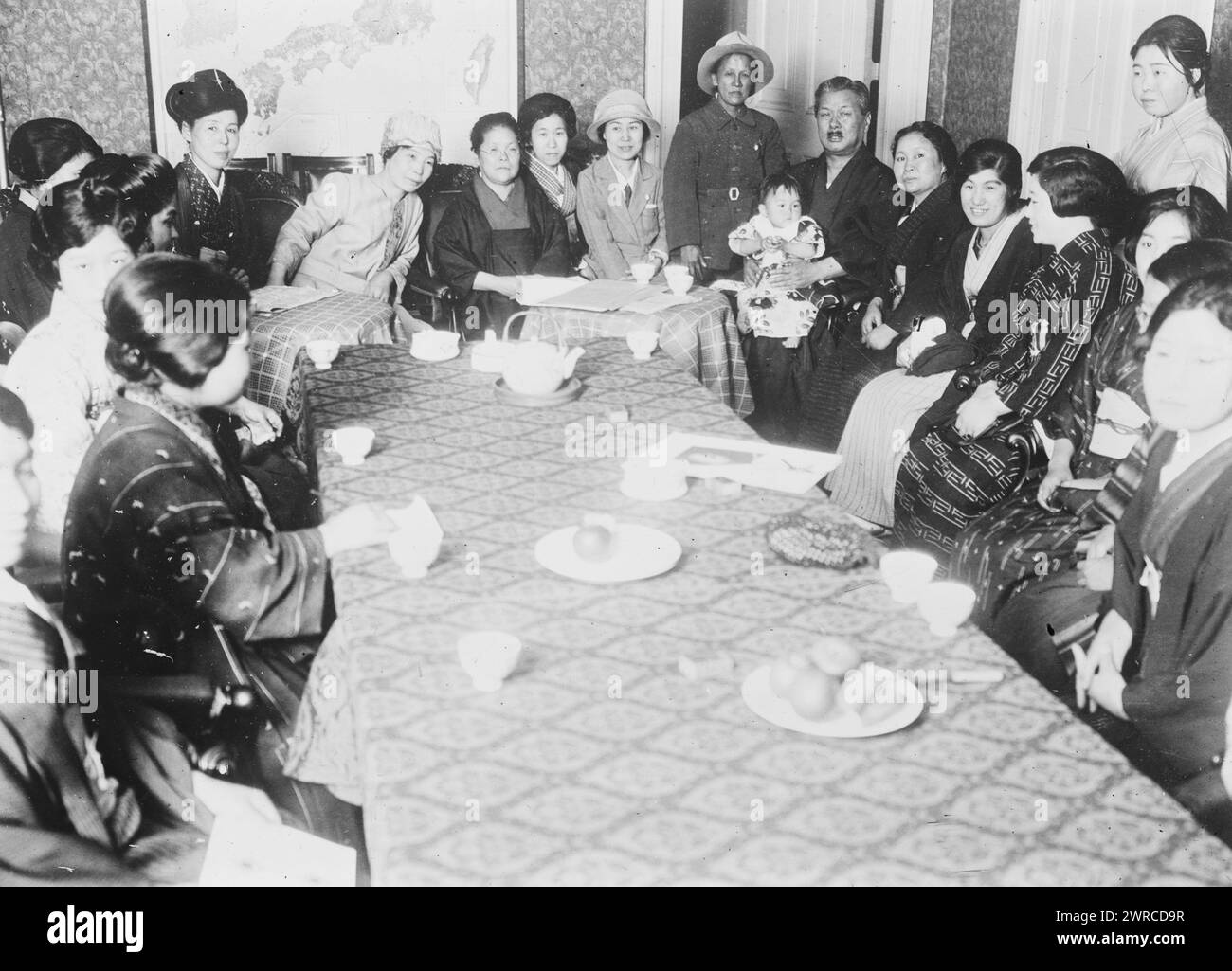 Japanische Suffragistinnen, Morita, Foto zeigt eine Gruppe von Frauen, die um einen Tisch sitzen. Ein Mann, identifiziert als "Morita", hält ein Kind in seinem Schoß. 21. Juli 1927, Glas-negative, 1 negativ: Glas Stockfoto
