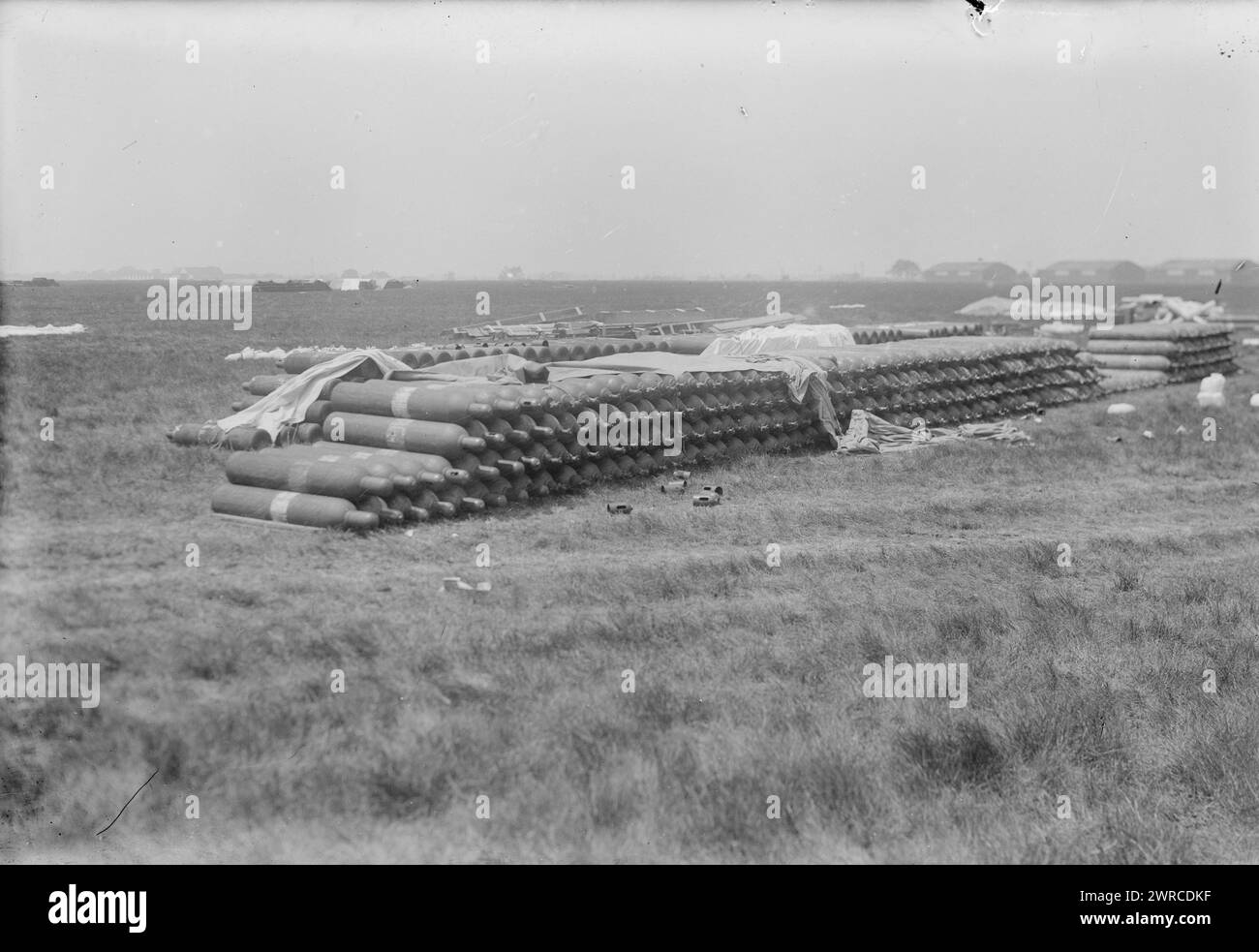 Wasserstoffgaslieferungen für das britische Luftschiff R34, Roosevelt Field, nahe Mineola, Long Island, 1919, das Foto zeigt Wasserstoffgasvorräte für das britische Luftschiff R34 in Roosevelt Field, nahe Mineola, Long Island, zum Zeitpunkt des ersten Transatlantikflugs der R34 im Jahr 1919., 1919, Glass negative, 1 negative: Glass Stockfoto